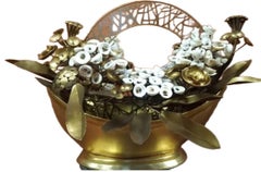 Ohne Titel, Blumenvase, Bronzegravur und Kugel, indischer Künstler „In Stock“