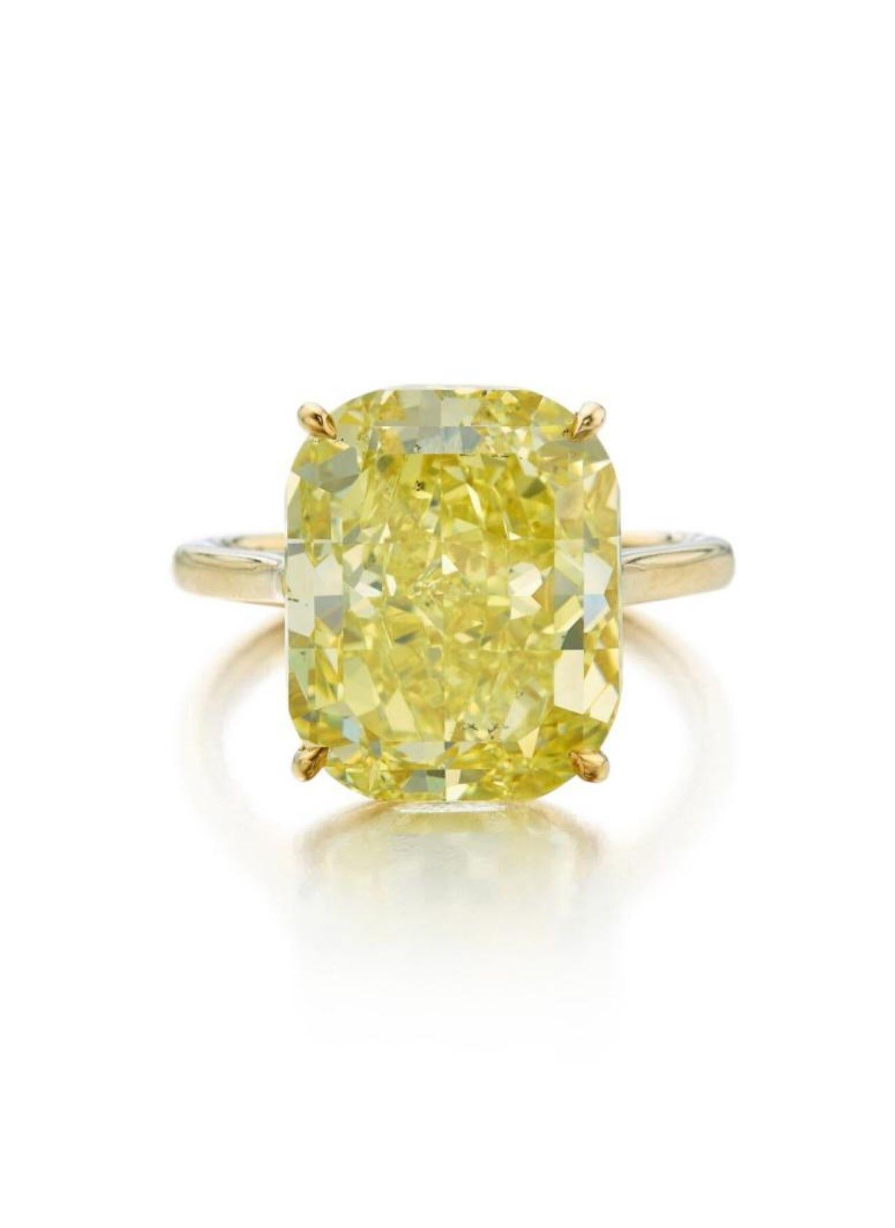 Le diamant de taille brillant modifié de forme rectangulaire à coins ronds est de couleur jaune intense.

Diamant pesant 12,27 carats
Taille 6
Signé Valentin Magro
Or 18 carats
Accompagné du rapport GIA n° 6234223744 daté du 2 mai 2024 indiquant que