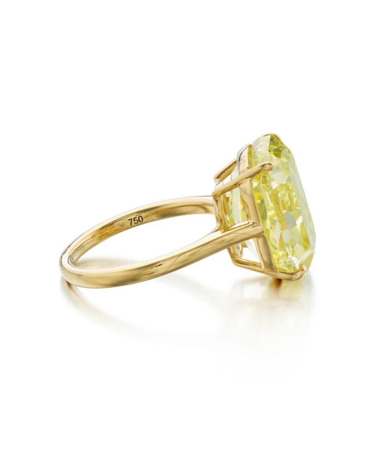 Taille coussin Bague fantaisie en diamant jaune intense de 12,27 carats certifiée par le GIA en vente