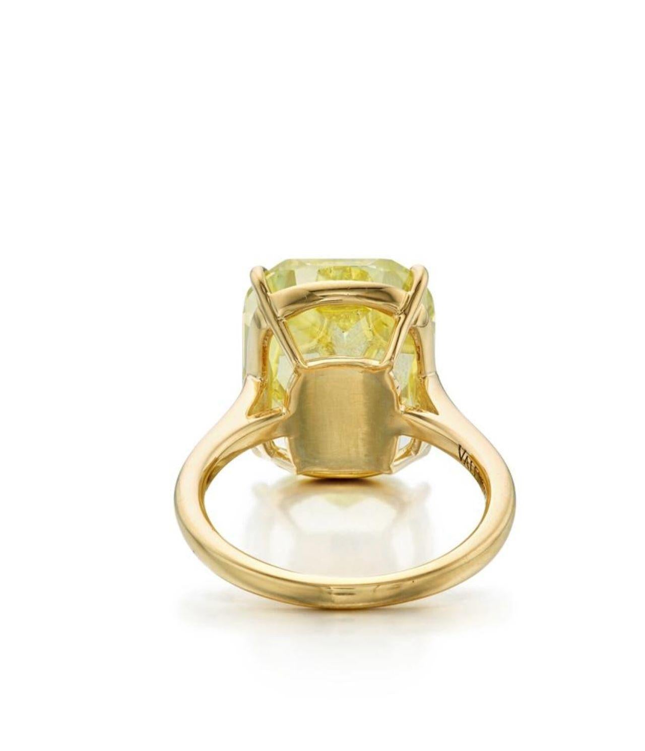 Bague fantaisie en diamant jaune intense de 12,27 carats certifiée par le GIA Neuf - En vente à New York, US