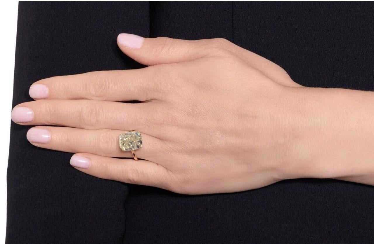 Bague fantaisie en diamant jaune intense de 12,27 carats certifiée par le GIA Pour femmes en vente
