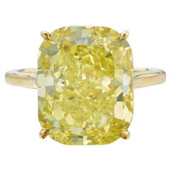 Un anello con diamante giallo intenso da 12,27 carati certificato GIA