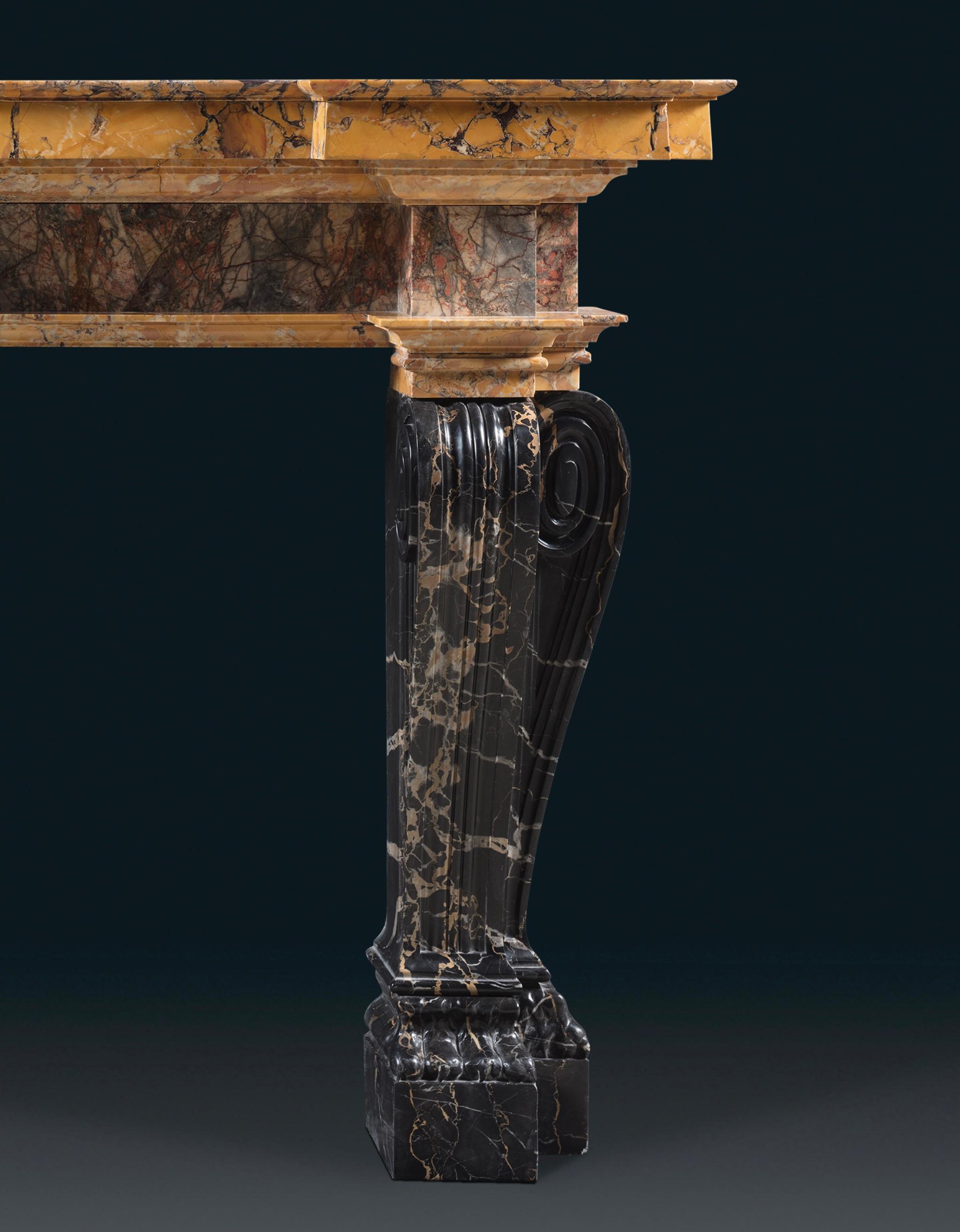 Renaissance Cheminée en marbre Giallo di Siena, Africano et Portoro Nero, Rome, vers 16 en vente