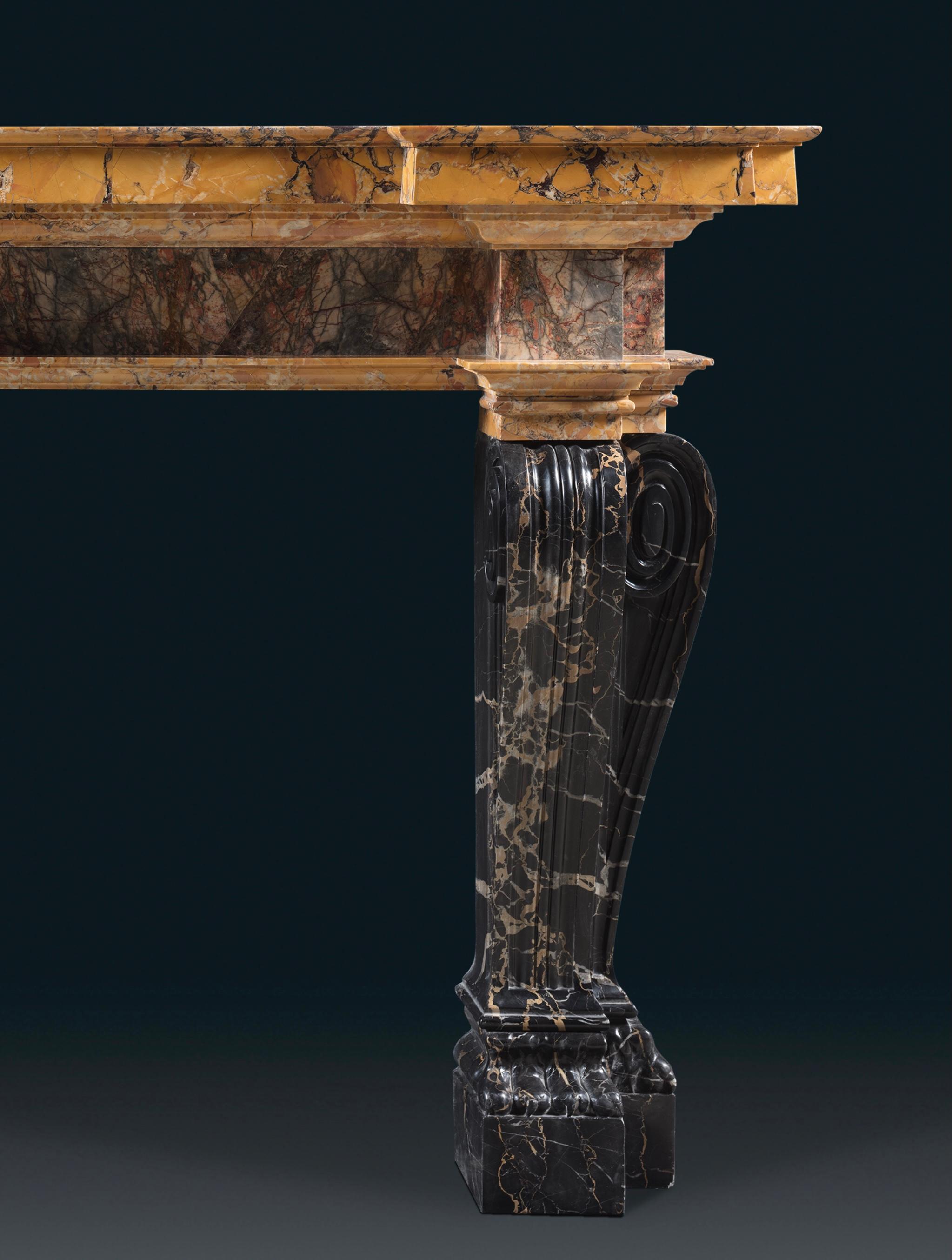 Sculpté Cheminée en marbre Giallo di Siena, Africano et Portoro Nero, Rome, vers 16 en vente