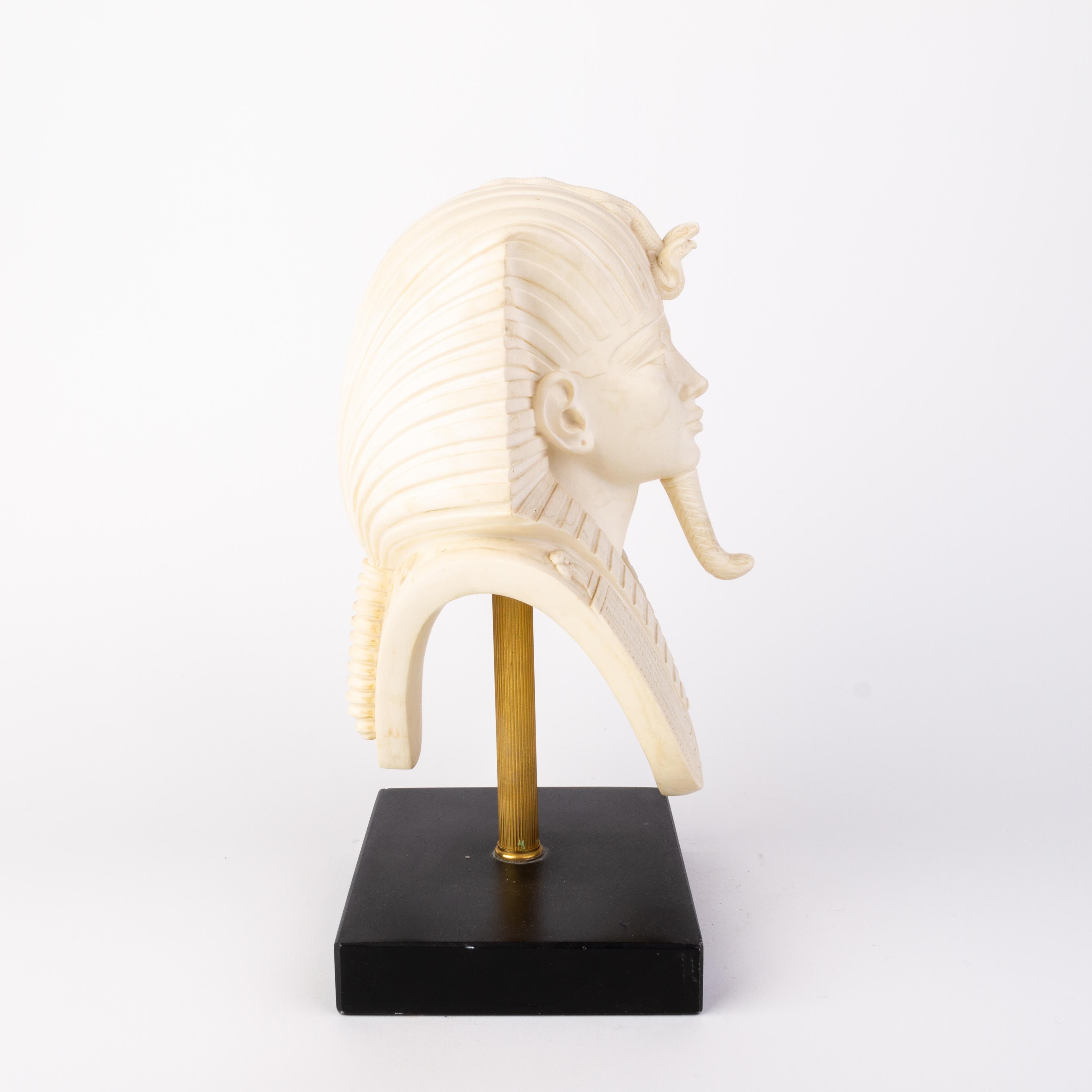 Buste de pharaon égyptien en albâtre signé A. Giannelli

D'une collection privée
Expédition internationale gratuite

