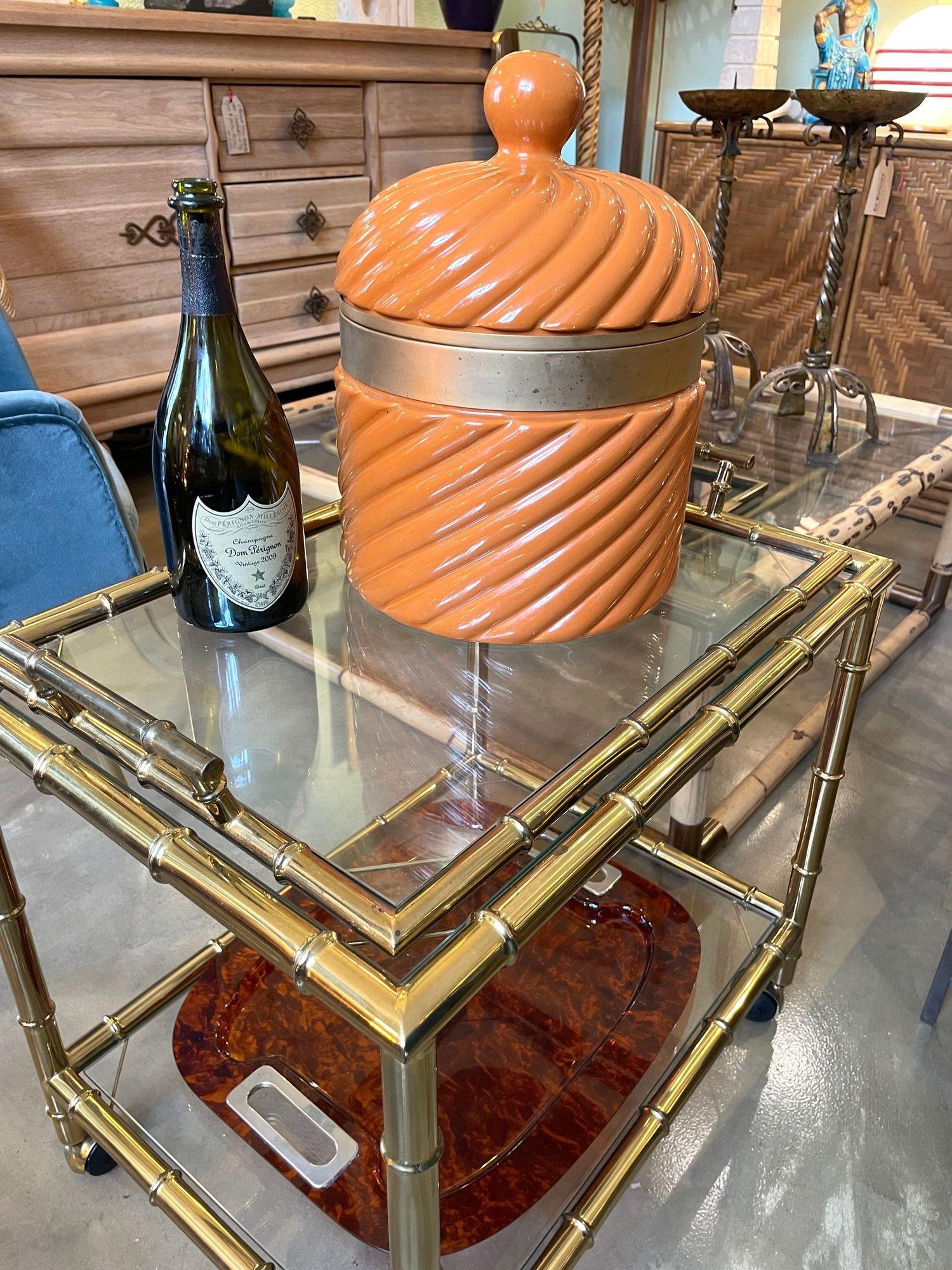 Un gigantesque seau à glace en céramique émaillée et laiton de Tommaso Barbi datant des années 1970, avec le motif en spirale nervuré caractéristique, d'une rare couleur orange poussiéreuse, avec le Label original de Barbi sous 