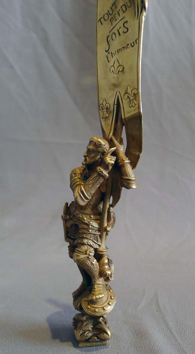 Français Ouvre-lettres en bronze doré et sceau d'un chevalier avec bannière en vente