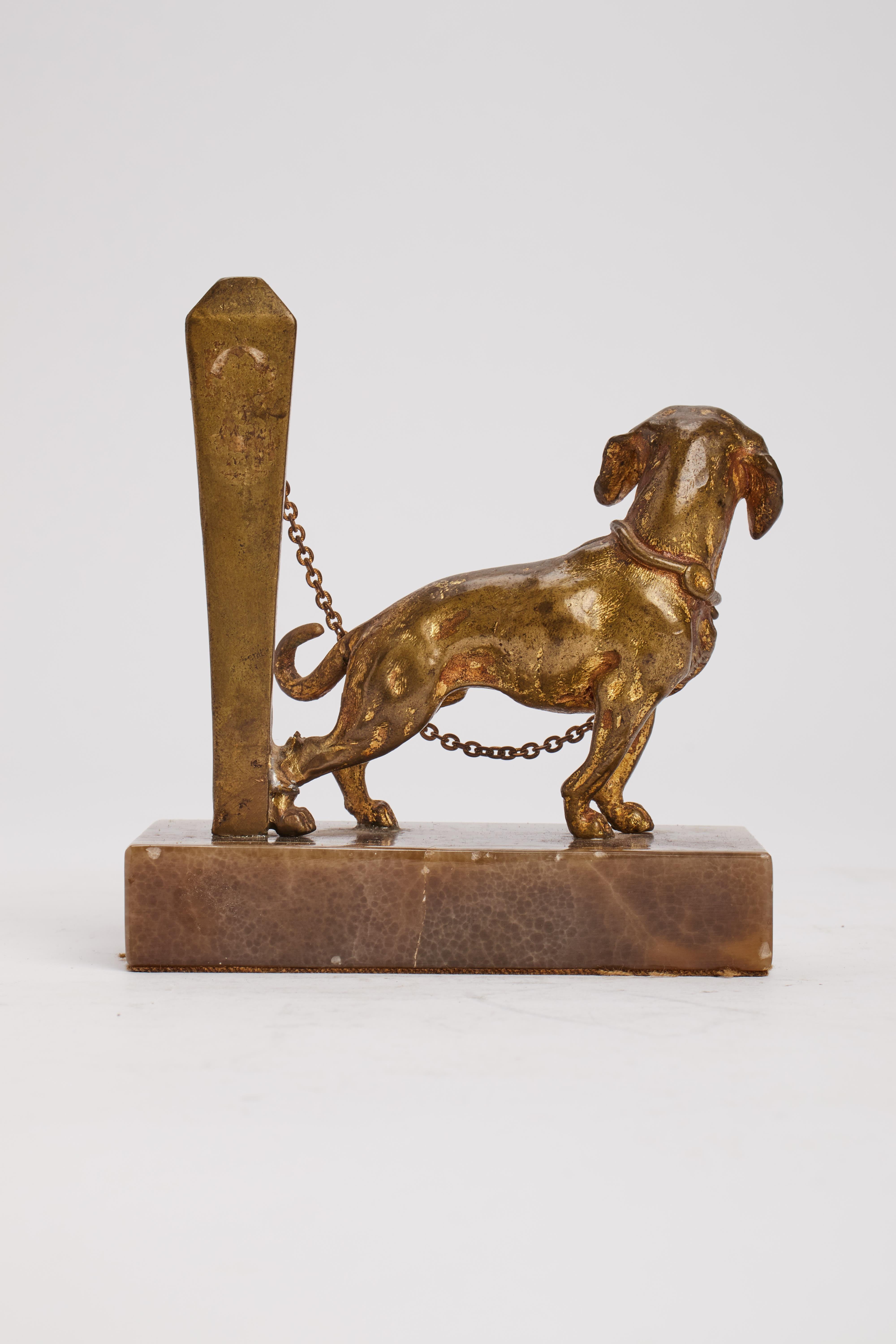 Français Sculpture en bronze doré : un chien en chaîne, France, 1890.    en vente