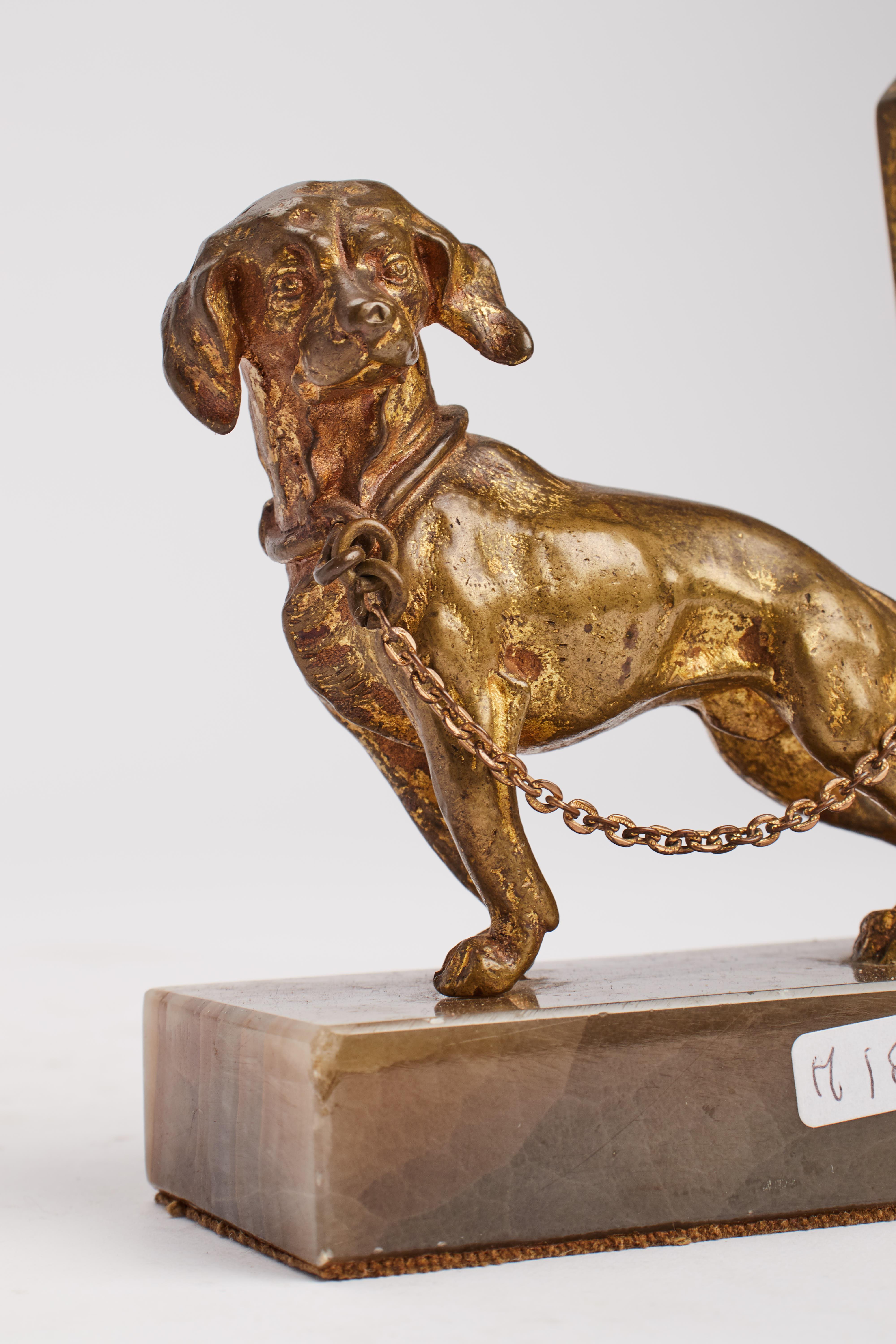 Sculpture en bronze doré : un chien en chaîne, France, 1890.    Bon état - En vente à Milan, IT