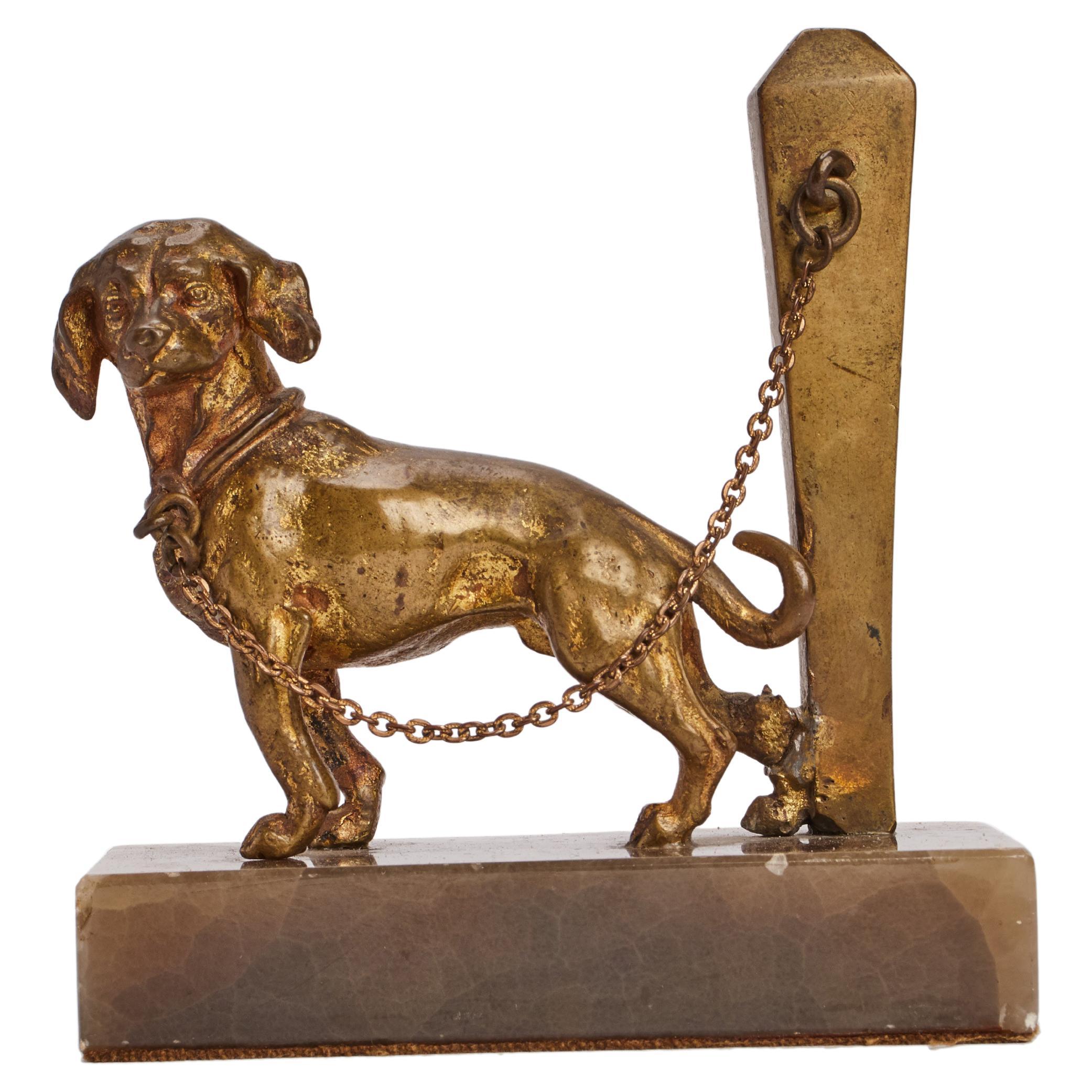 Sculpture en bronze doré : un chien en chaîne, France, 1890.    en vente