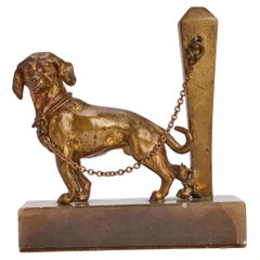 Vergoldete Bronzeskulptur: ein mit Ketten versehener Hund, Frankreich 1890.   