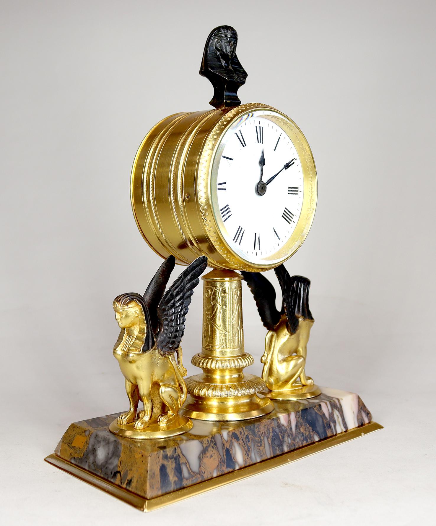 Néo-égyptien Horloge de bureau de style Revive égyptien doré en vente