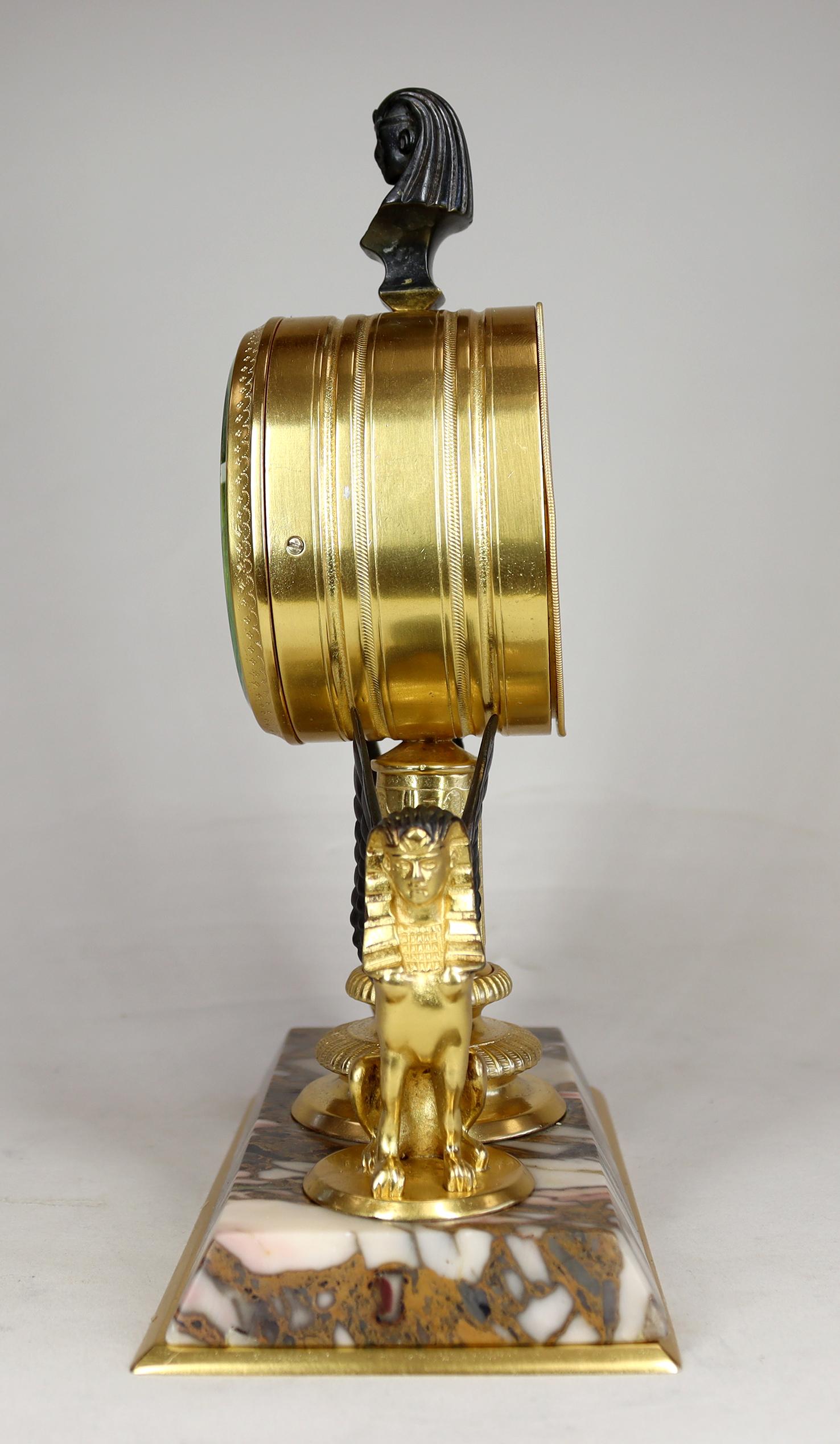 Effet bronze Horloge de bureau de style Revive égyptien doré en vente