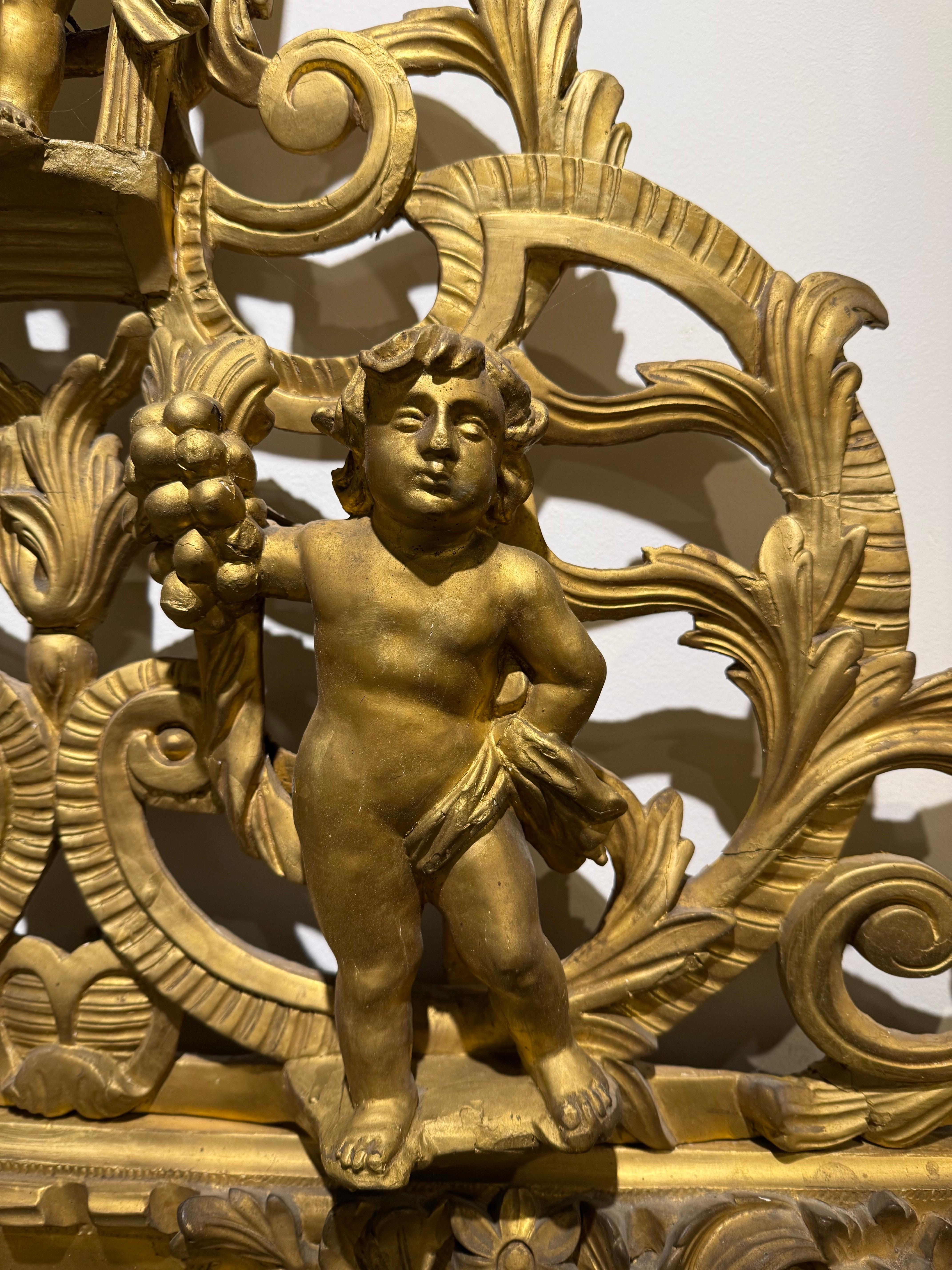 italien A Gilded Mirror with Three Cherubs, 19th Century en vente