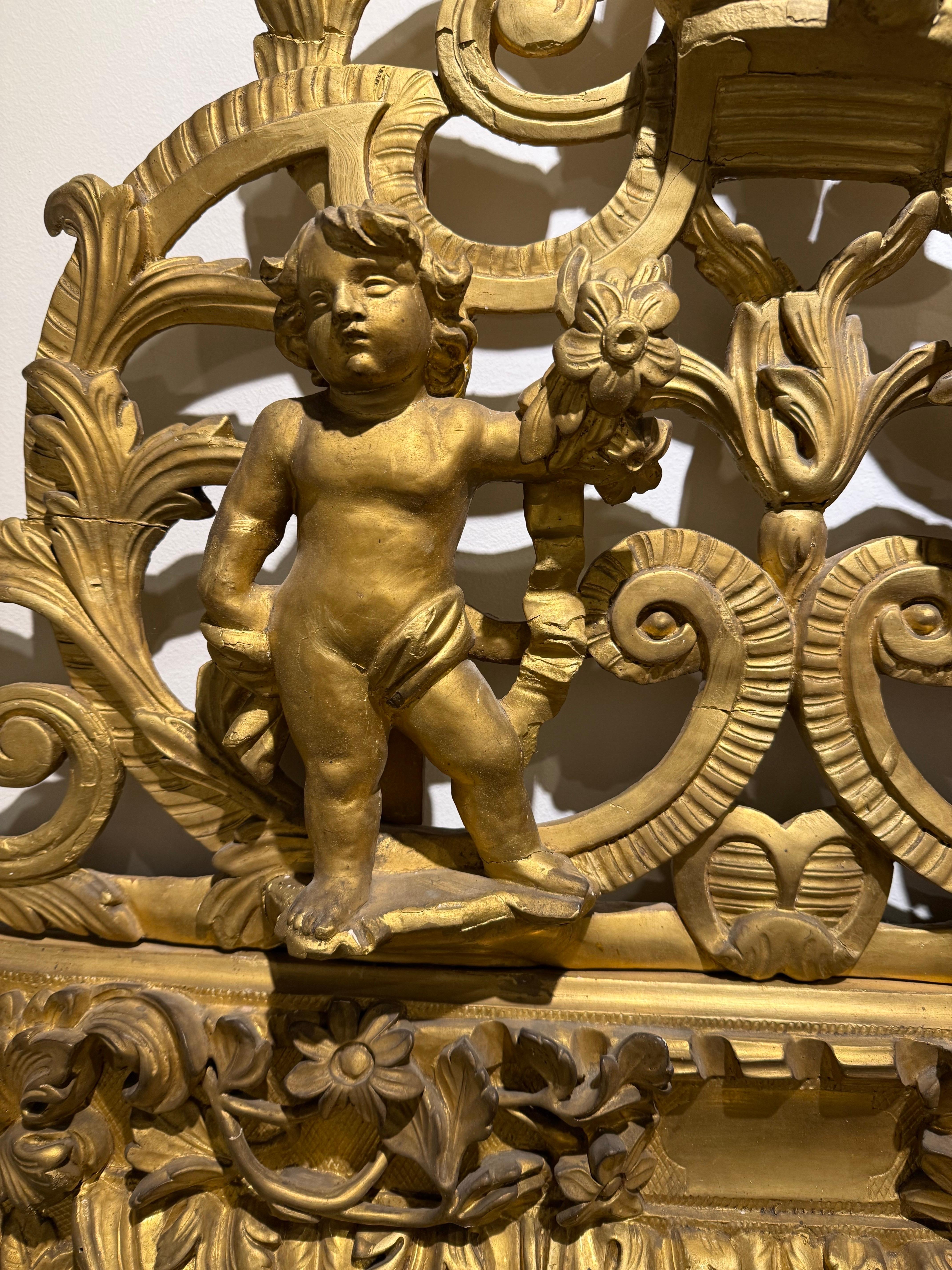 A Gilded Mirror with Three Cherubs, 19th Century Bon état - En vente à ARMADALE, VIC