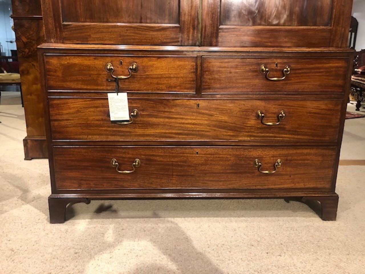 A Gillows Of Lancaster English Mahogany Linen Press In Excellent Condition In Darwen, GB