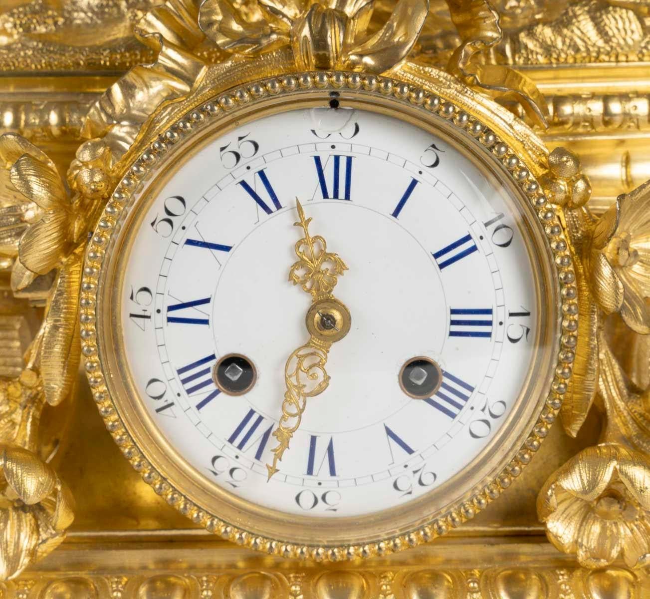 An ormolu and chased bronze clock with a marble base, Napoleon III period, 19th century.

An ormolu and chased bronze clock representing two children sitting on a rock, 19th century, Napoleon III period.
H: 47cm, W: 57cm, D: 22cm