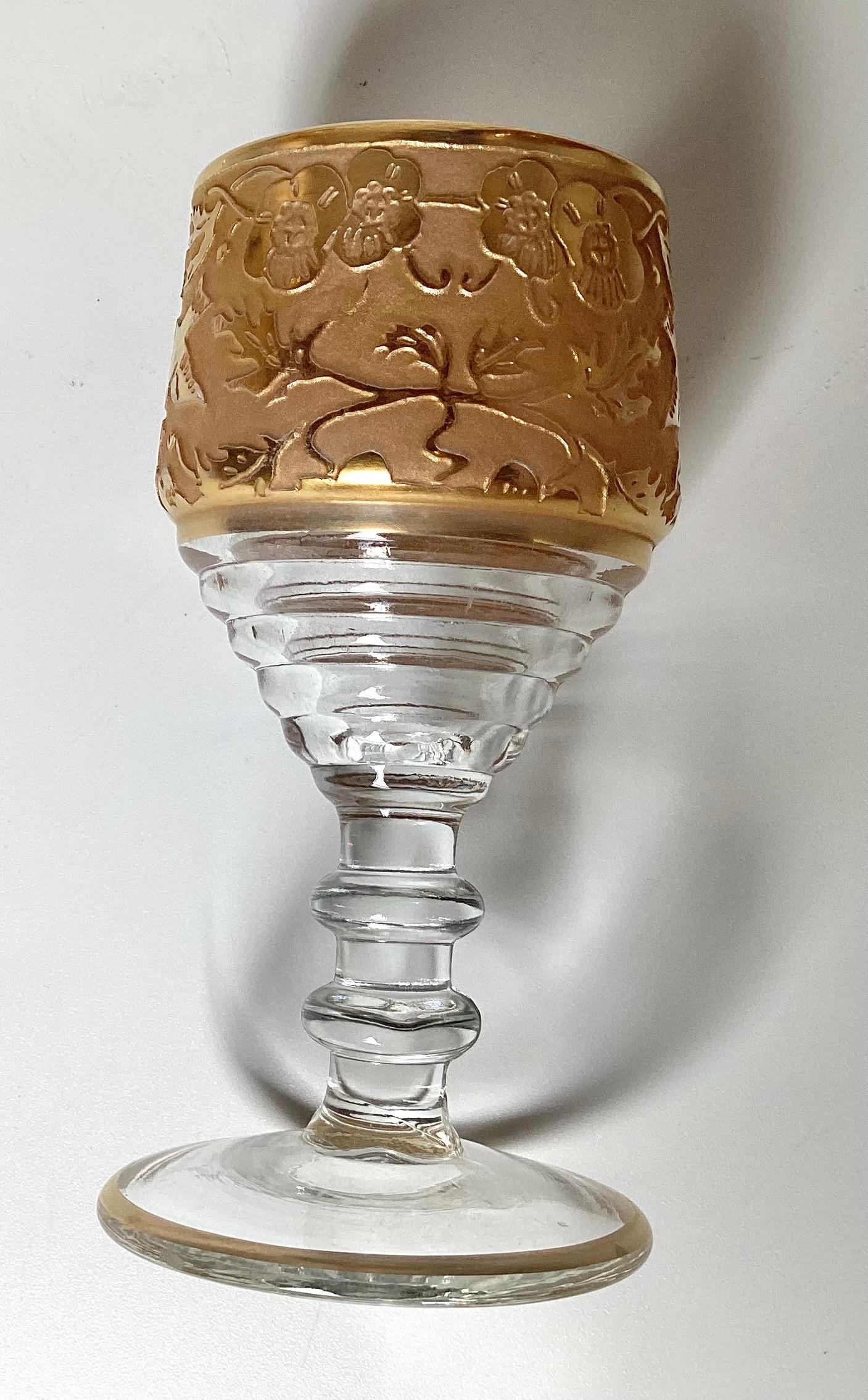 Tchèque Carafe à cordial en verre doré et gravé avec 5 verres en vente