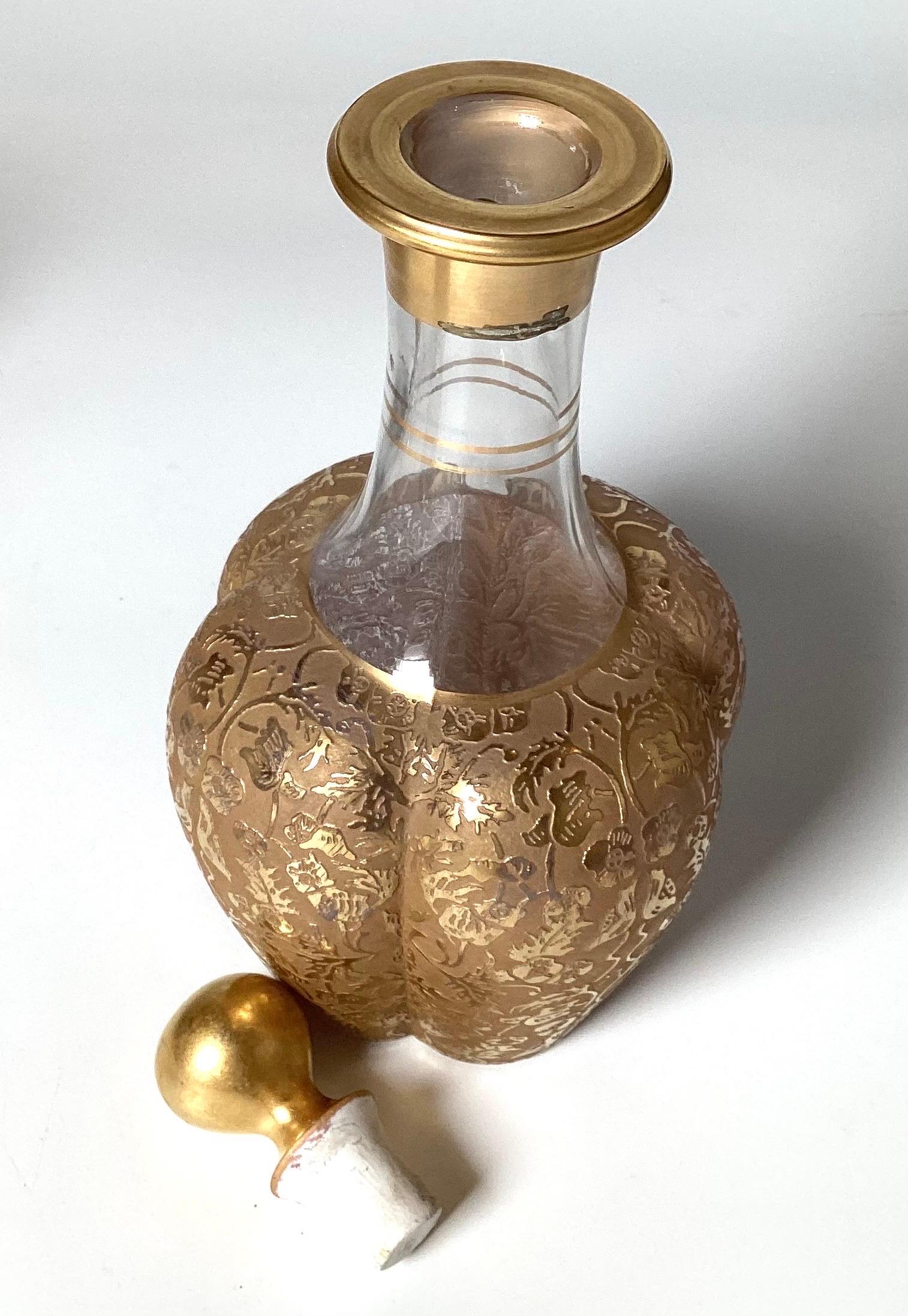 20ième siècle Carafe à cordial en verre doré et gravé avec 5 verres en vente