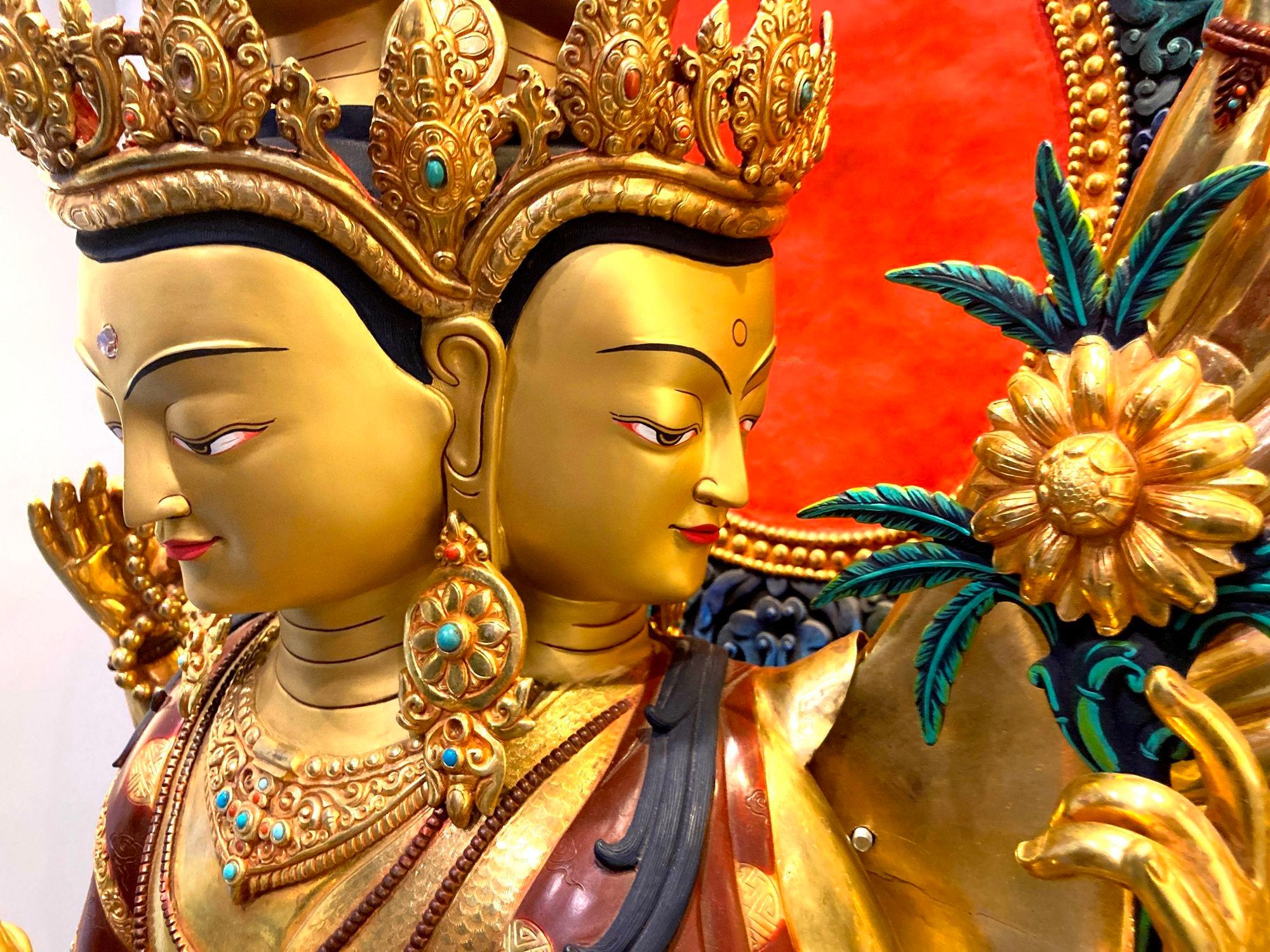 Statua di Avalokiteshvara Nepal dorata e policroma di grandi dimensioni H. H. in vendita 2