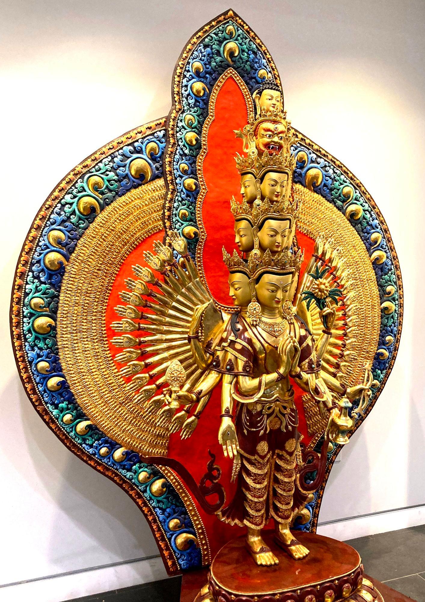 Statua di Avalokiteshvara Nepal dorata e policroma di grandi dimensioni H. H. in vendita 3