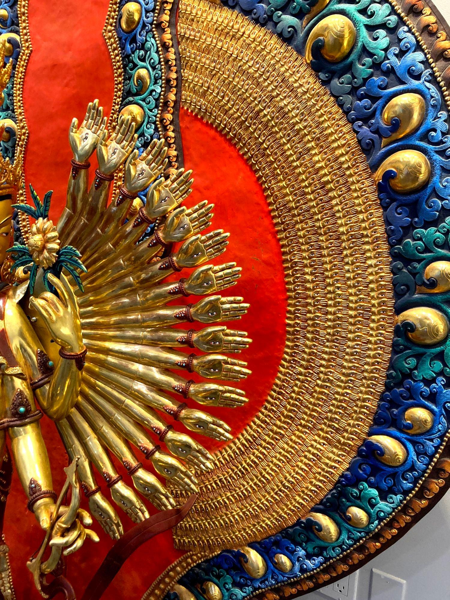 Statua di Avalokiteshvara Nepal dorata e policroma di grandi dimensioni H. H. in vendita 4