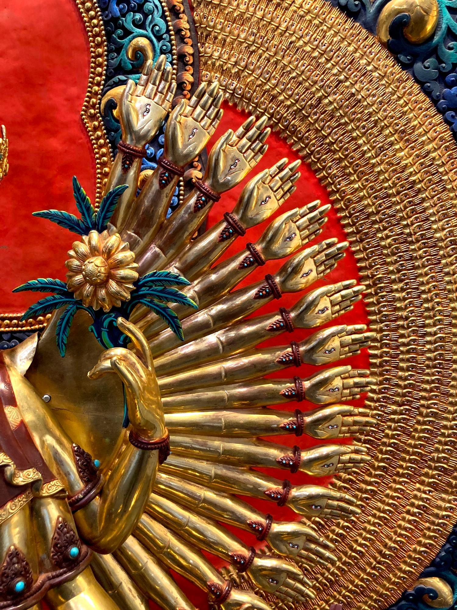 Statua di Avalokiteshvara Nepal dorata e policroma di grandi dimensioni H. H. in vendita 5