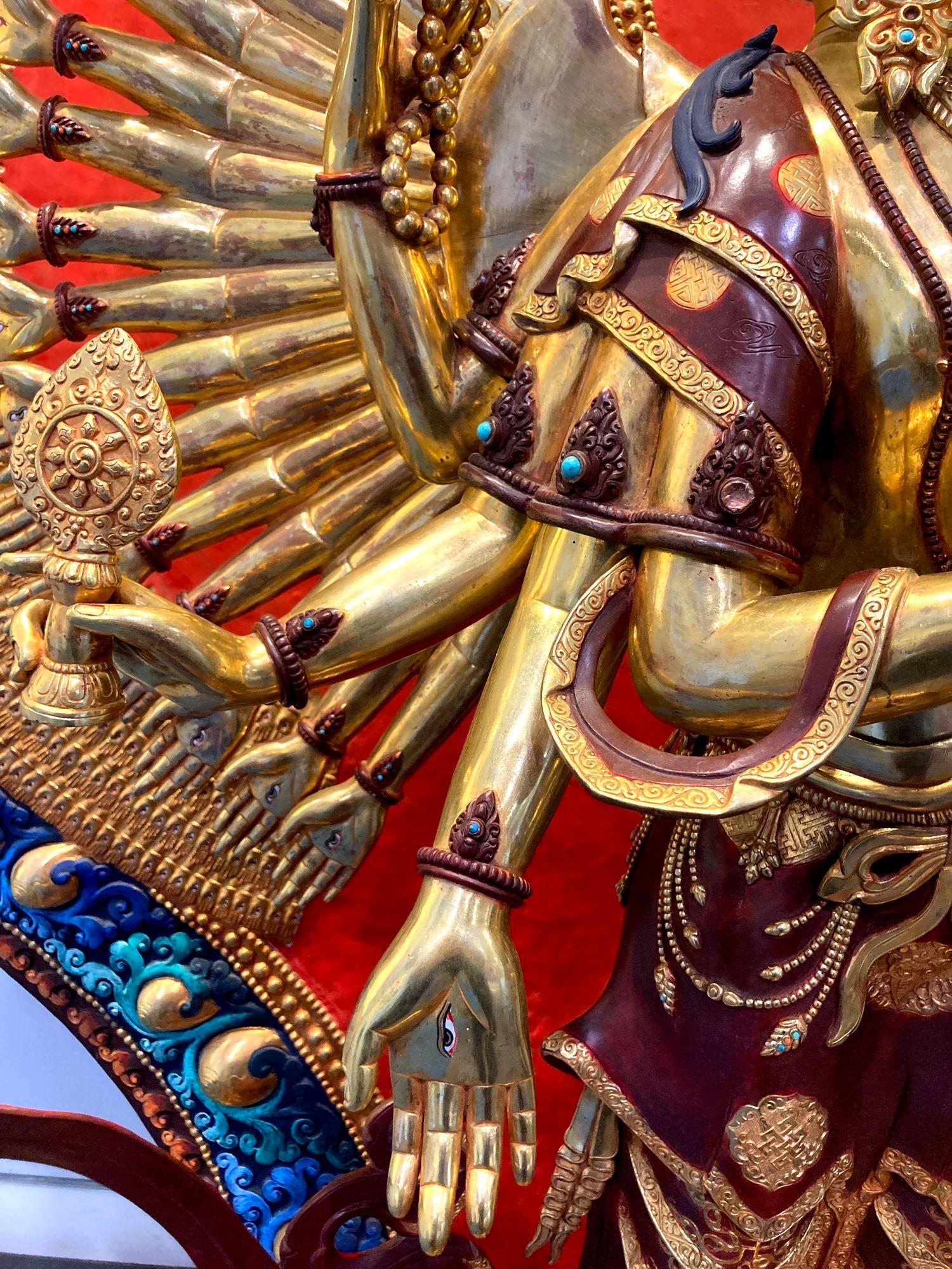 Statua di Avalokiteshvara Nepal dorata e policroma di grandi dimensioni H. H. in vendita 9