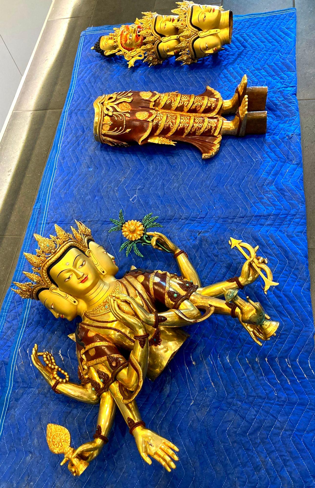 Statua di Avalokiteshvara Nepal dorata e policroma di grandi dimensioni H. H. in vendita 11