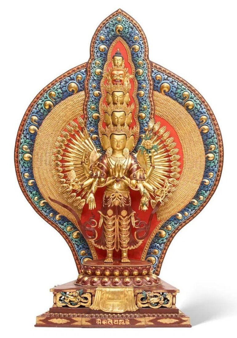 Scultura in lega di rame dorata e policroma di Sahasrabhuja Lokeshvara Avalokiteshvara Nepal.
Nepal, 20° secolo.
Dimensioni: altezza 88 cm; larghezza 60 cm; profondità 32 cm.
Materiali: Oro 24 carati dorato, corpo in rame, colori acrilici
(si smonta