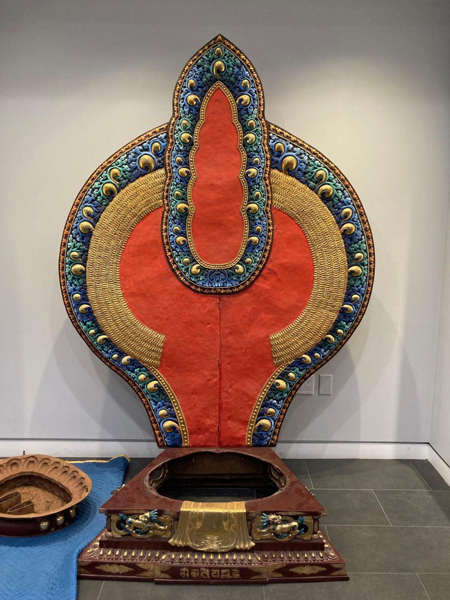 Statua di Avalokiteshvara Nepal dorata e policroma di grandi dimensioni H. H. in vendita 12