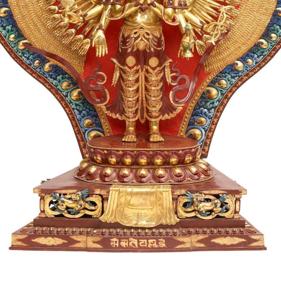 Tibetano Statua di Avalokiteshvara Nepal dorata e policroma di grandi dimensioni H. H. in vendita