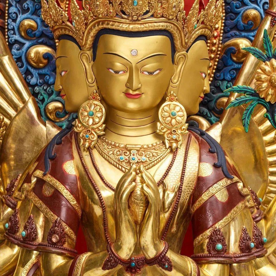 Nepalese Statua di Avalokiteshvara Nepal dorata e policroma di grandi dimensioni H. H. in vendita
