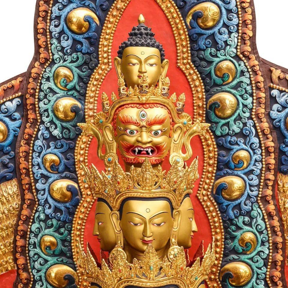 Calco Statua di Avalokiteshvara Nepal dorata e policroma di grandi dimensioni H. H. in vendita