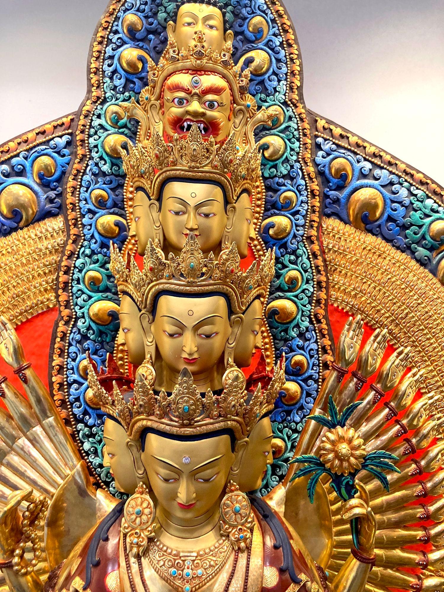 XX secolo Statua di Avalokiteshvara Nepal dorata e policroma di grandi dimensioni H. H. in vendita
