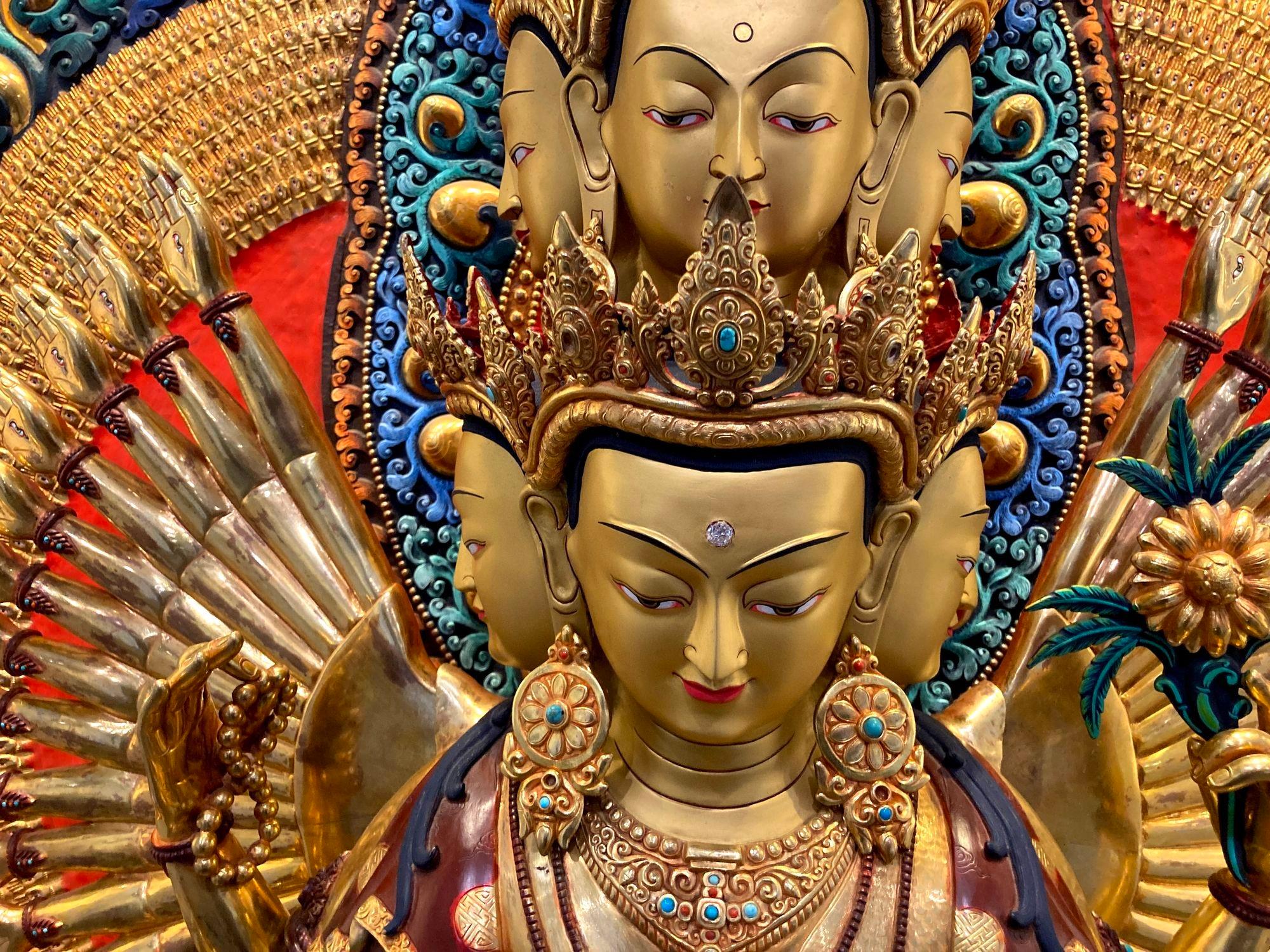 Metallo Statua di Avalokiteshvara Nepal dorata e policroma di grandi dimensioni H. H. in vendita