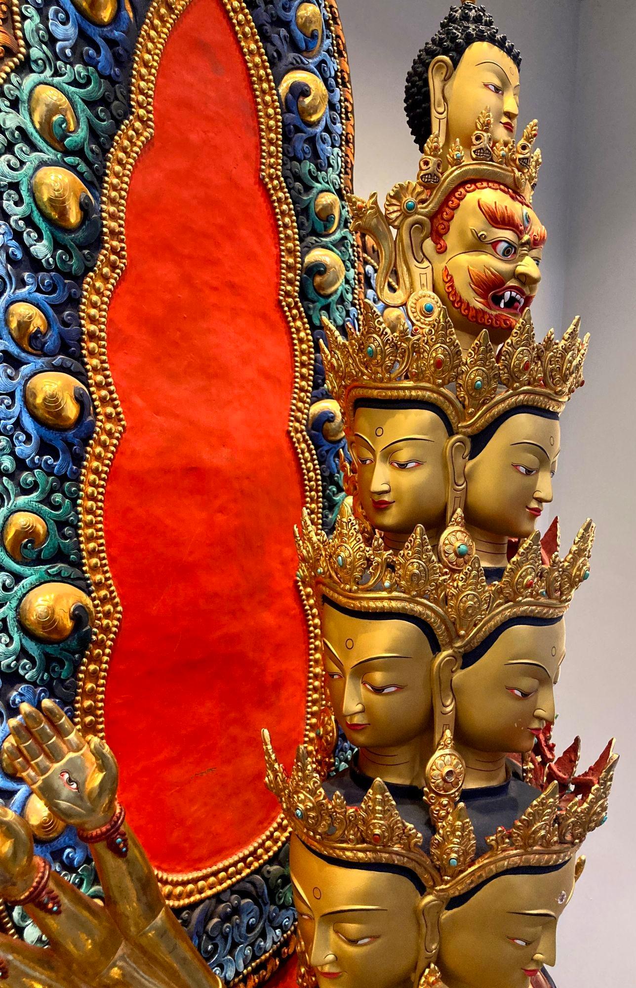 Statua di Avalokiteshvara Nepal dorata e policroma di grandi dimensioni H. H. in vendita 1