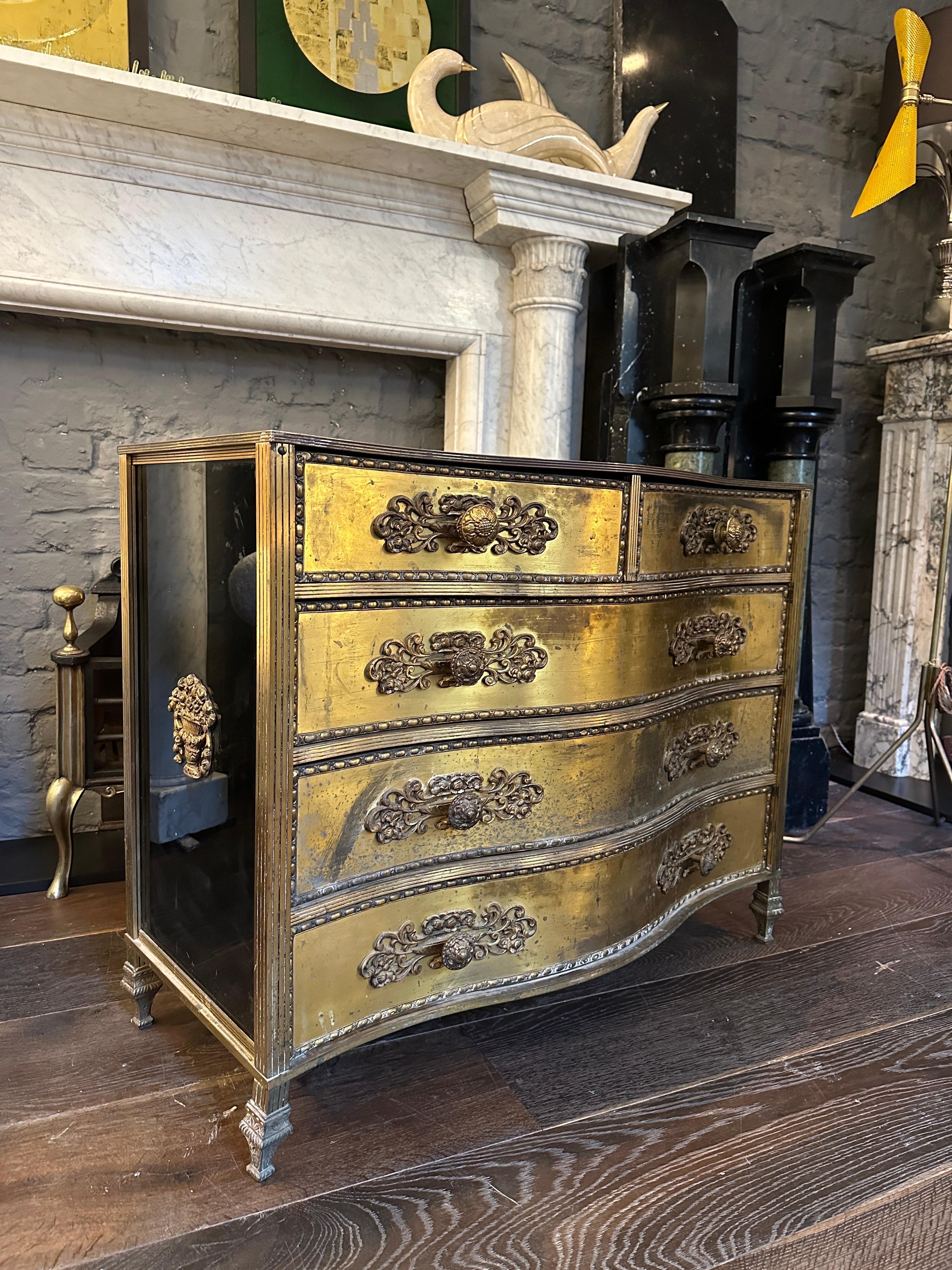 Una commode a serpentina in ottone dorato e vetro nero in vendita 11