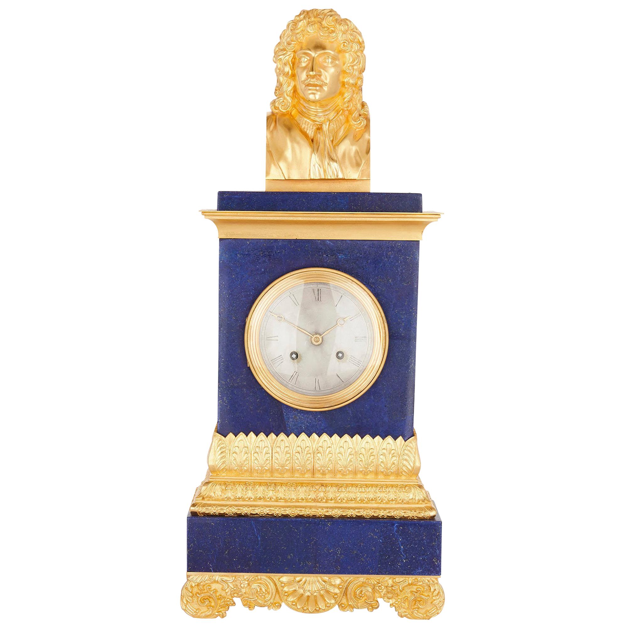 Uhr aus vergoldeter Bronze und blauem Lapislazuli mit Büste von Molière im Angebot