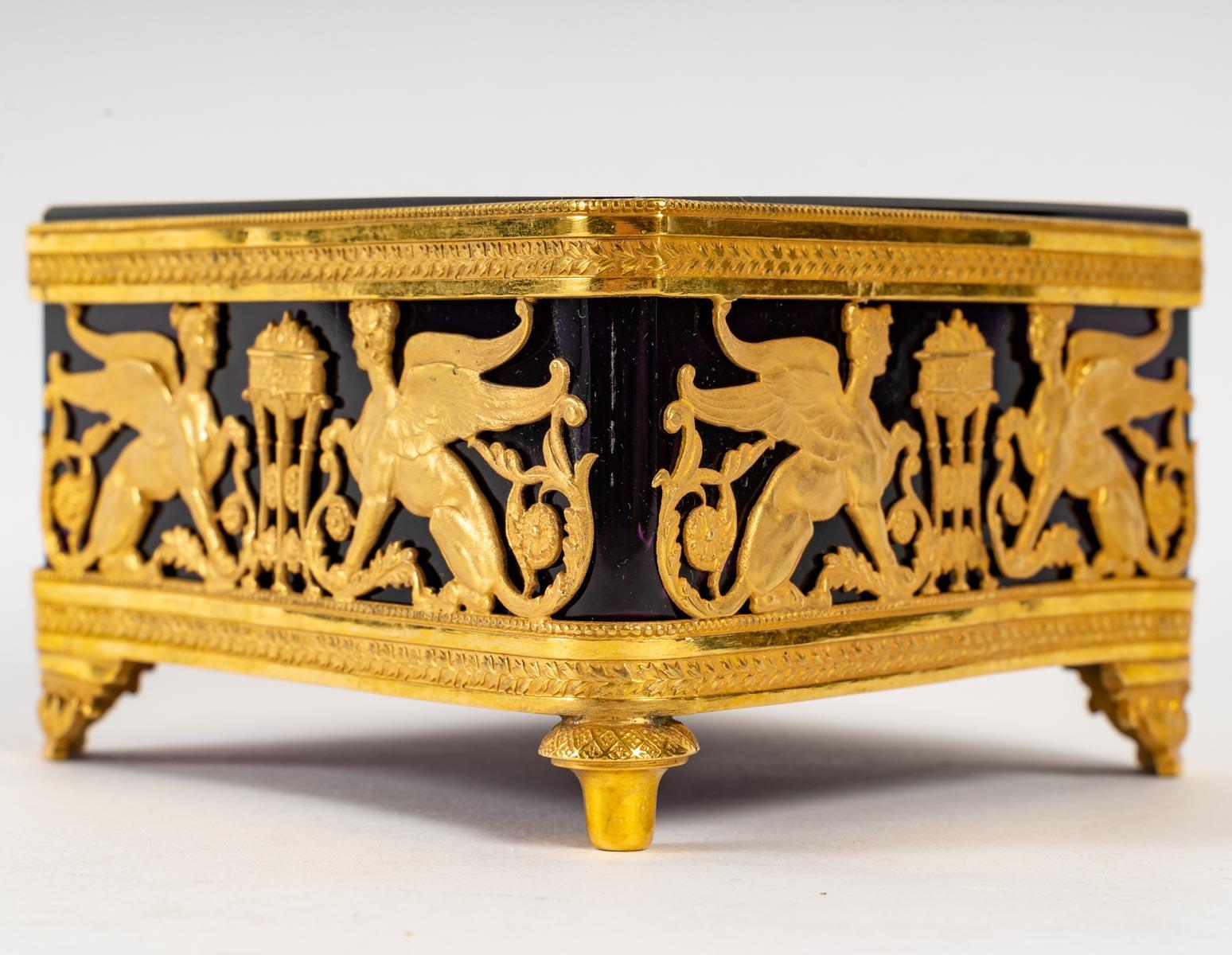 A gilt bronze and violet crystal square bowl, 19th century In Good Condition For Sale In Saint-Ouen, FR