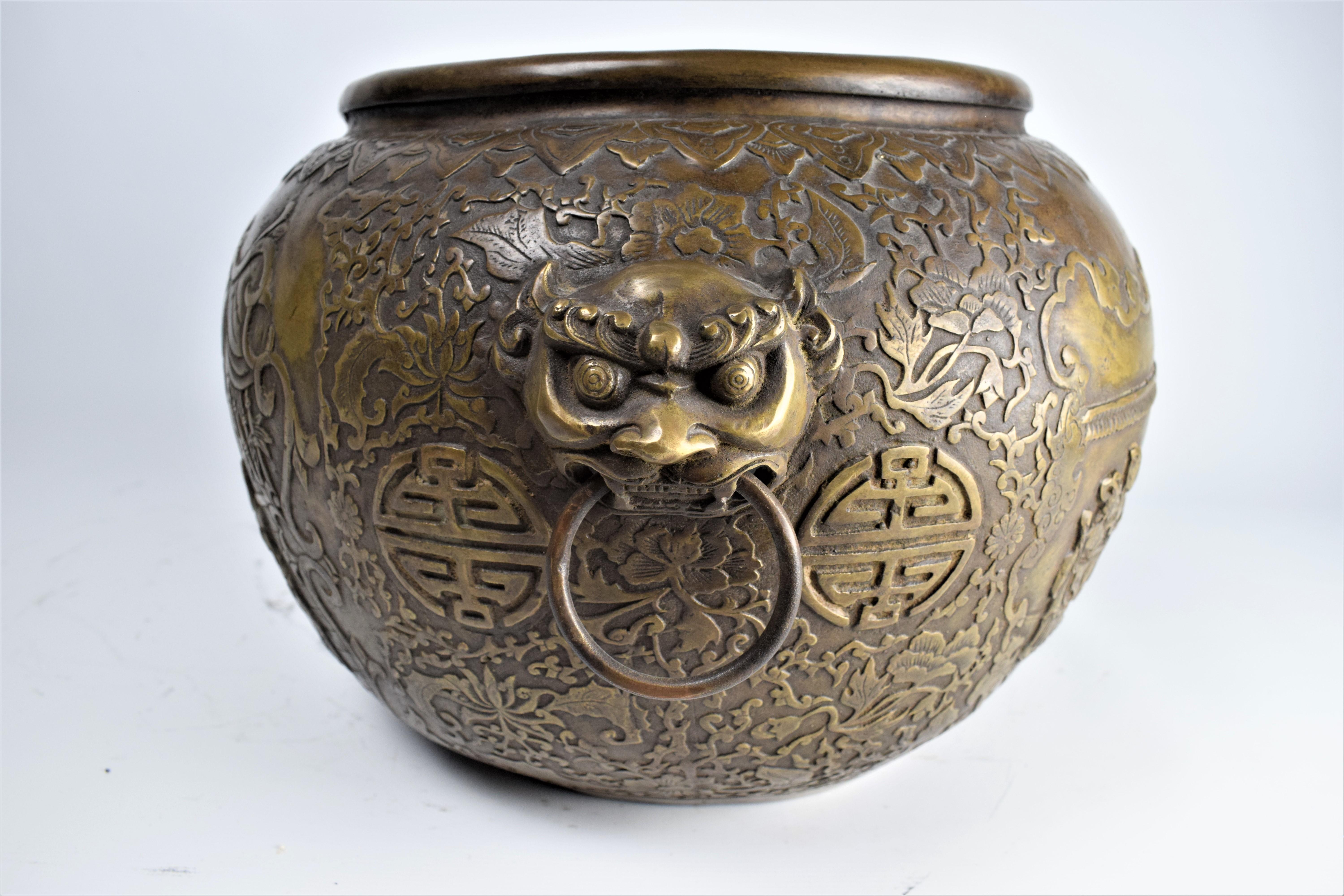Bol en bronze doré, dynastie Qing, période Qianlong.

Ce magnifique bol présente des scènes de la vie quotidienne dans la cour d'un palais et est abondamment orné tout autour de décors floraux et végétaux. Les deux anses sont en forme de dragons