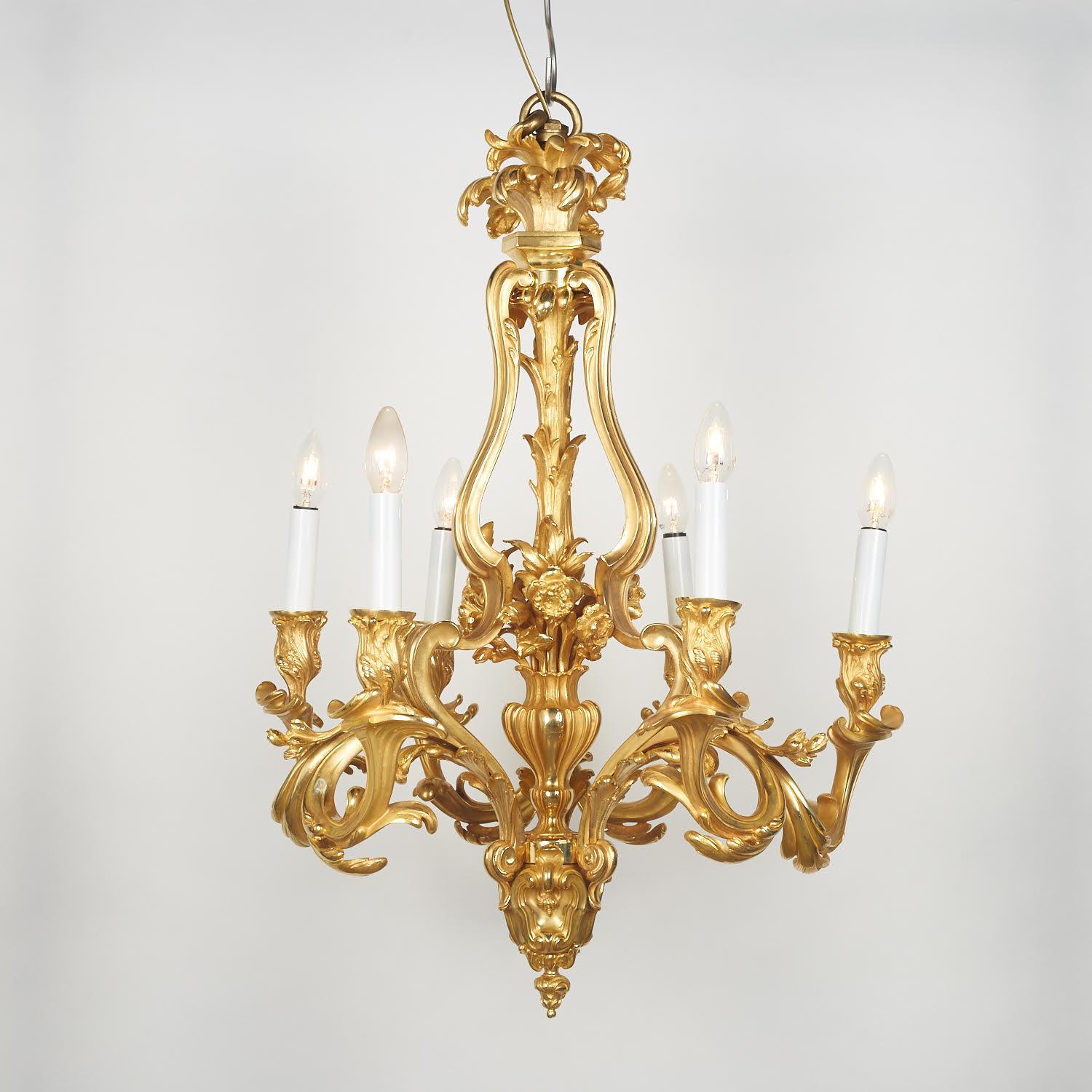 Lampadario in bronzo dorato in stile Luigi XV, altamente decorativo, XIX secolo, periodo Napoleone III.

Grande lampadario in bronzo dorato in stile Luigi XV, periodo Napoleone III, XIX secolo, molto decorato.
H. H. 80 cm, P. 64 cm.