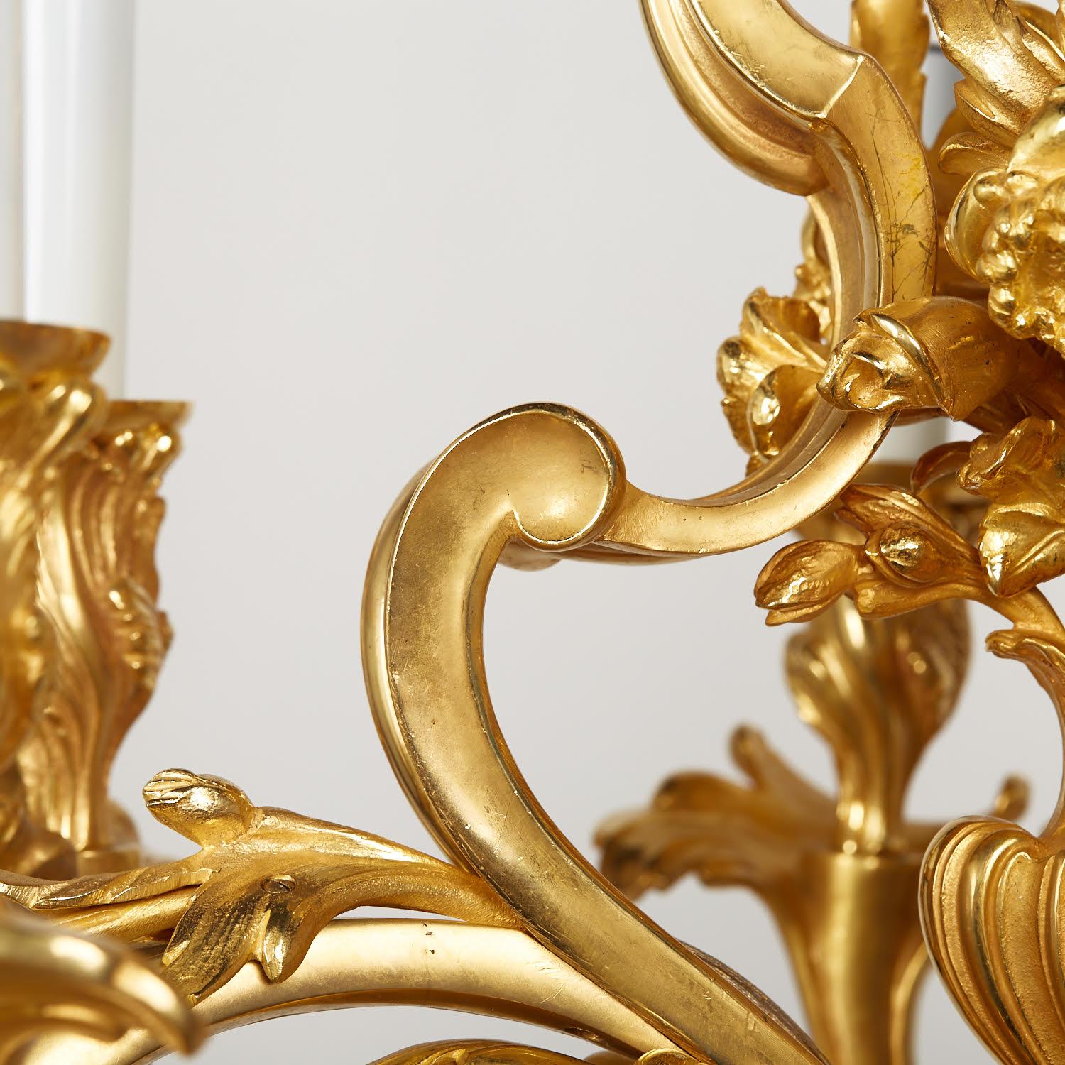 Lampadario in bronzo dorato in stile Luigi XV, periodo Napoleone III. In condizioni buone in vendita a Saint-Ouen, FR
