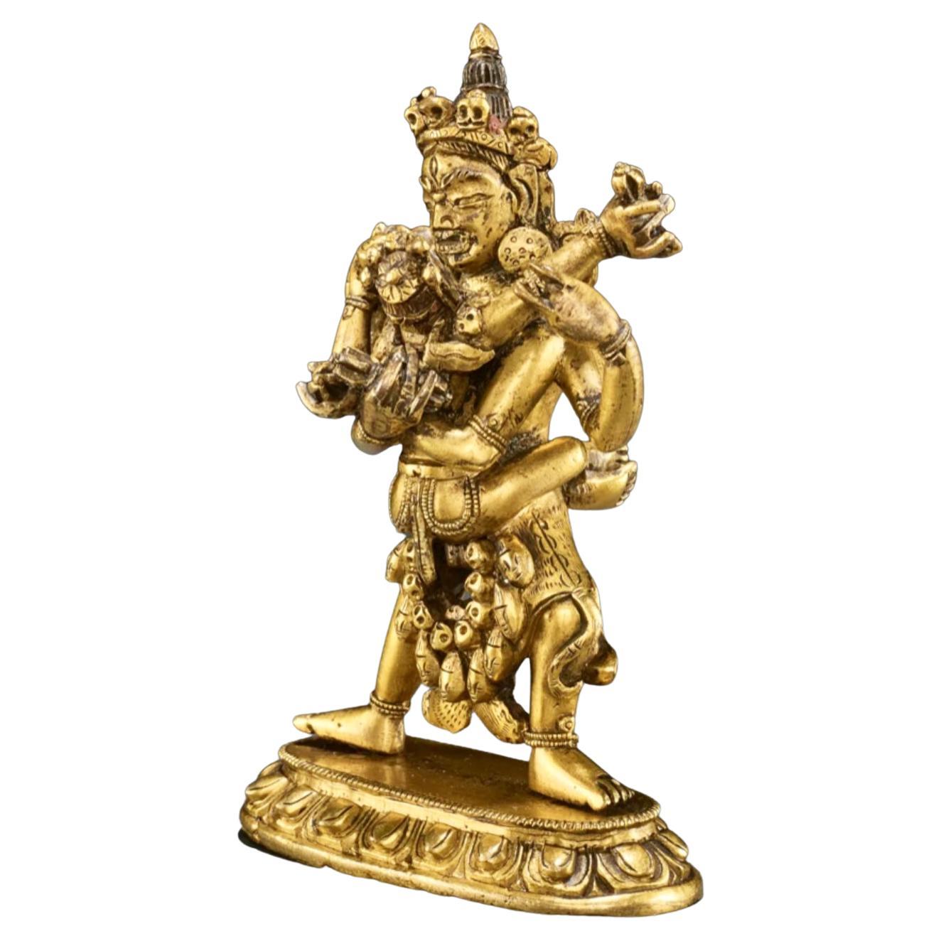 Figure en bronze doré de Chakrasamvara et Vajravahari en vente