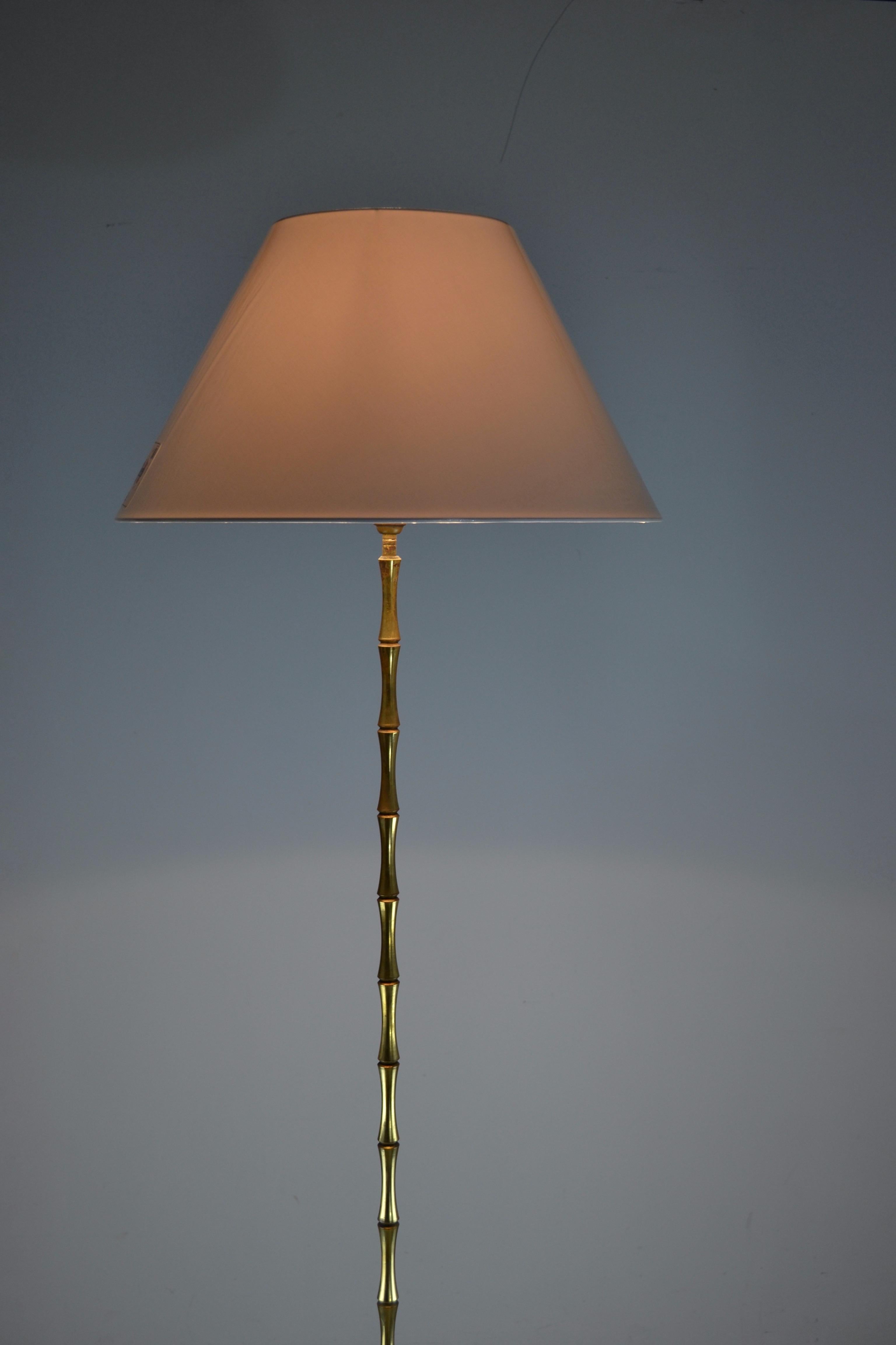 A gilt bronze floor lamp by Maison Bagues, dating from the 1950s, featuring a magnificent 