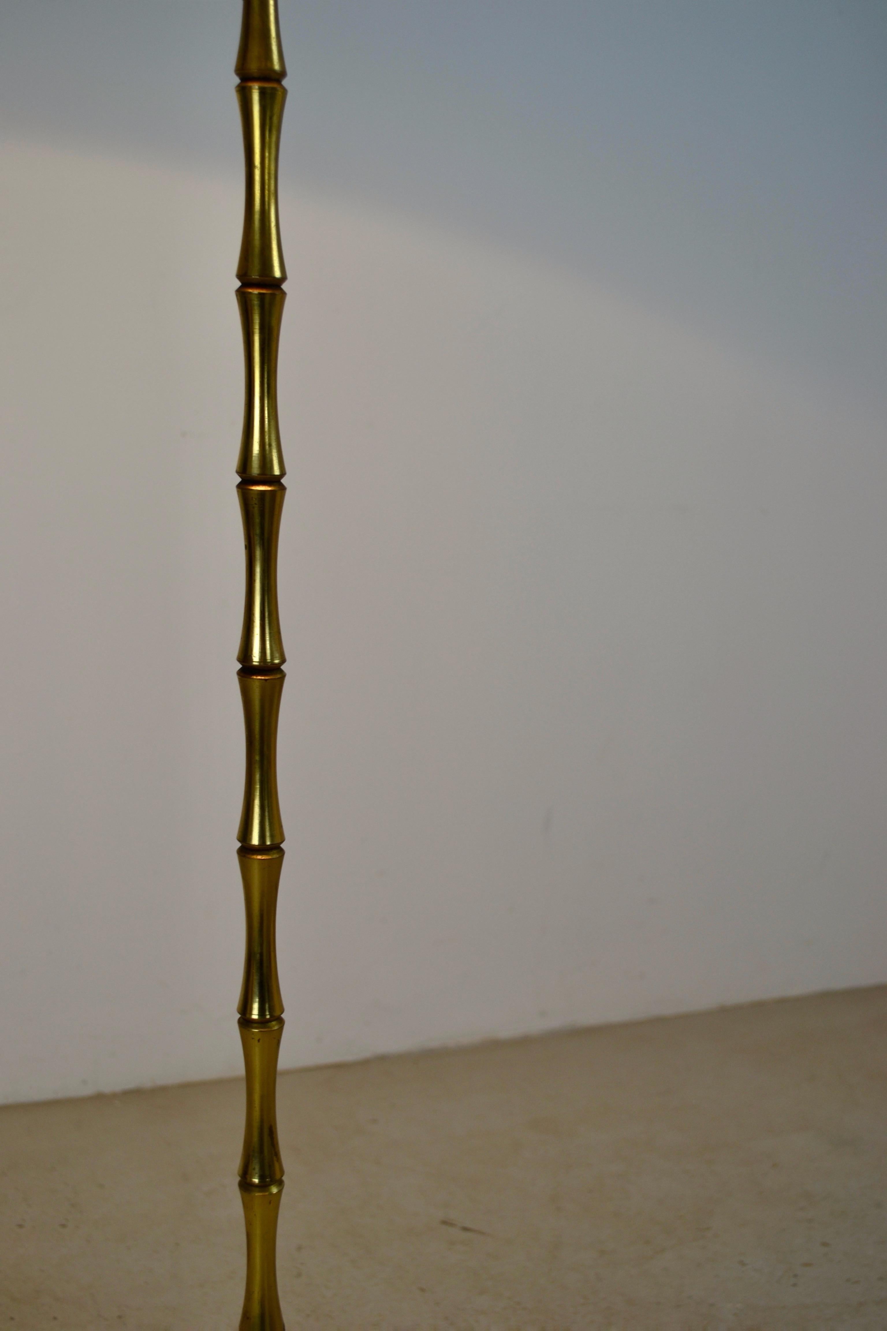 A gilt bronze floor lamp by Maison Bagues. France - 1950s In Good Condition For Sale In SOTTEVILLE-LÈS-ROUEN, FR