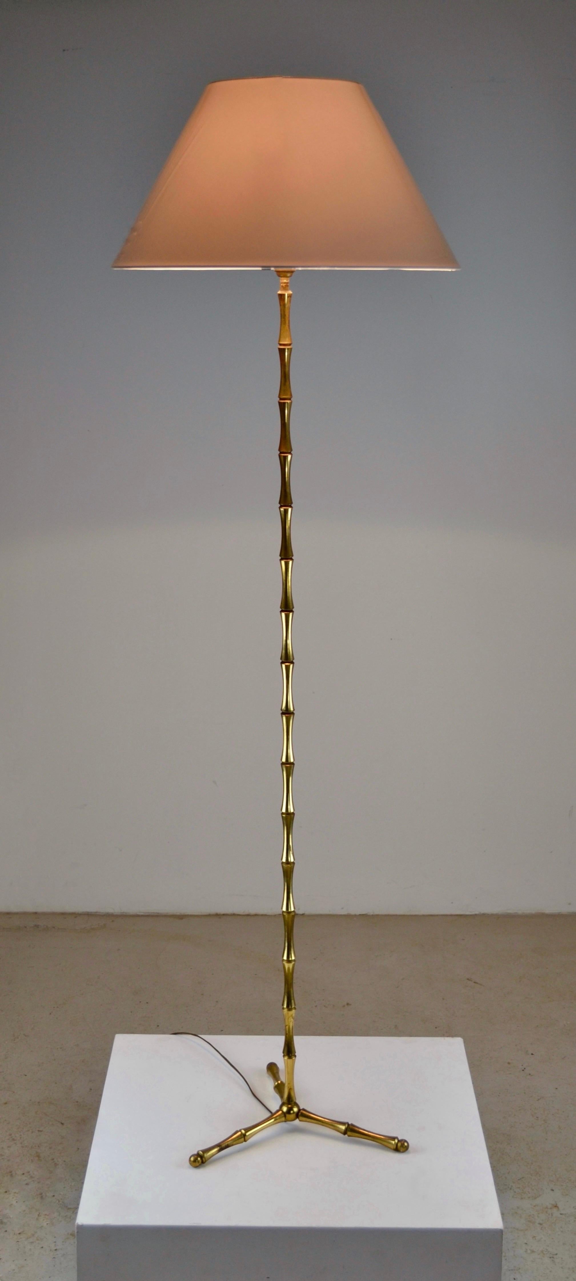 A gilt bronze floor lamp by Maison Bagues. France - 1950s For Sale 1