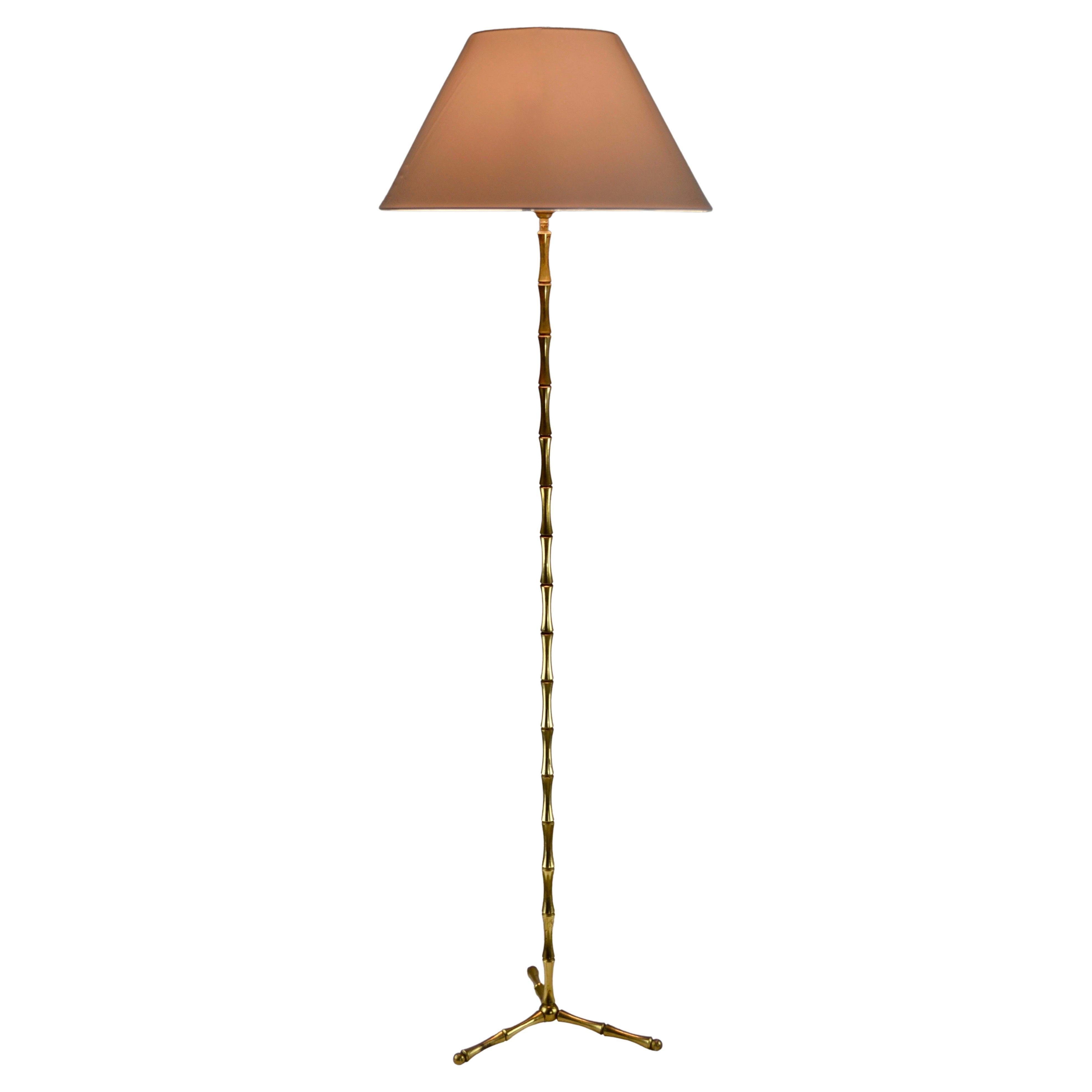 Eine Stehlampe aus vergoldeter Bronze von Maison Bagues. Frankreich - 1950er Jahre