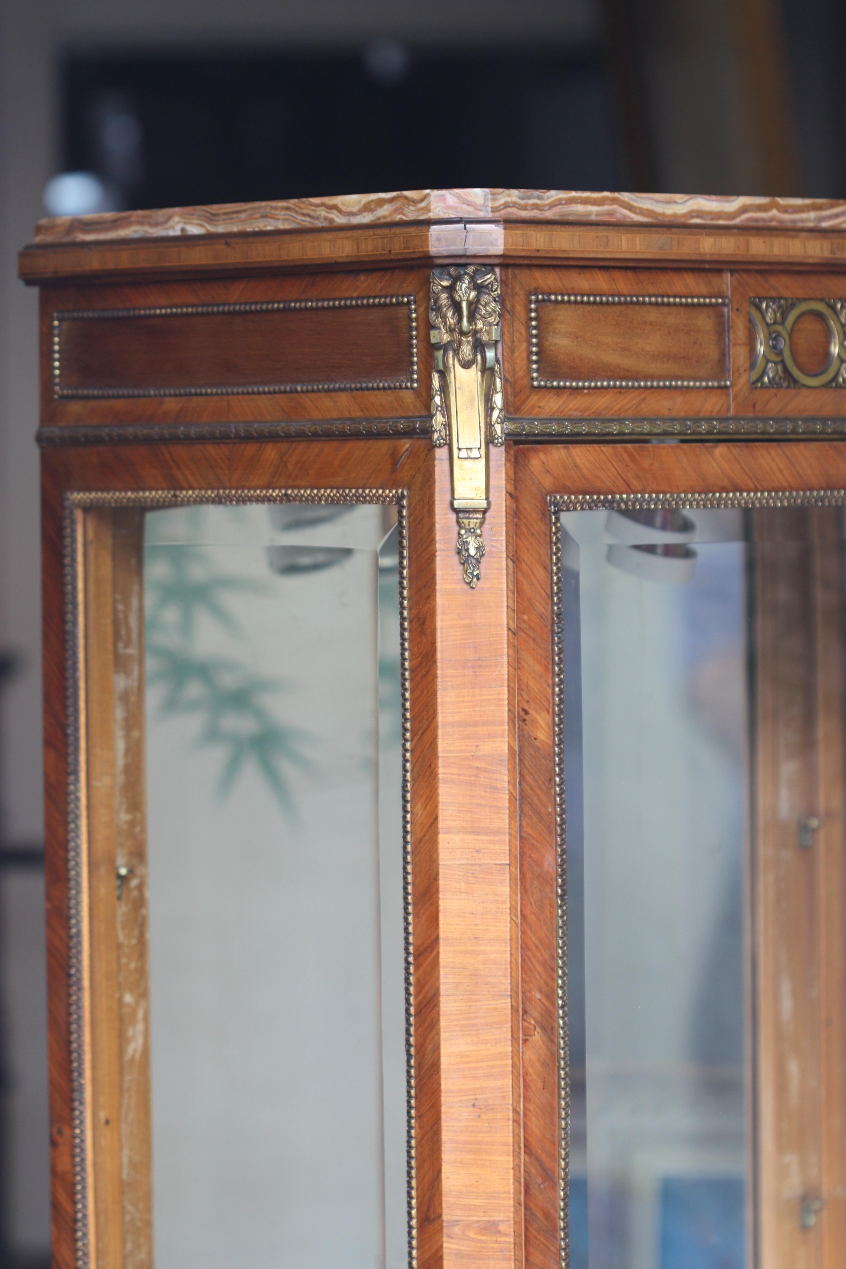 Gilt-Bronze Mounted Burr Amboyna and Mahogany Vitrine Cabinet In Good Condition For Sale In West Palm Beach, FL