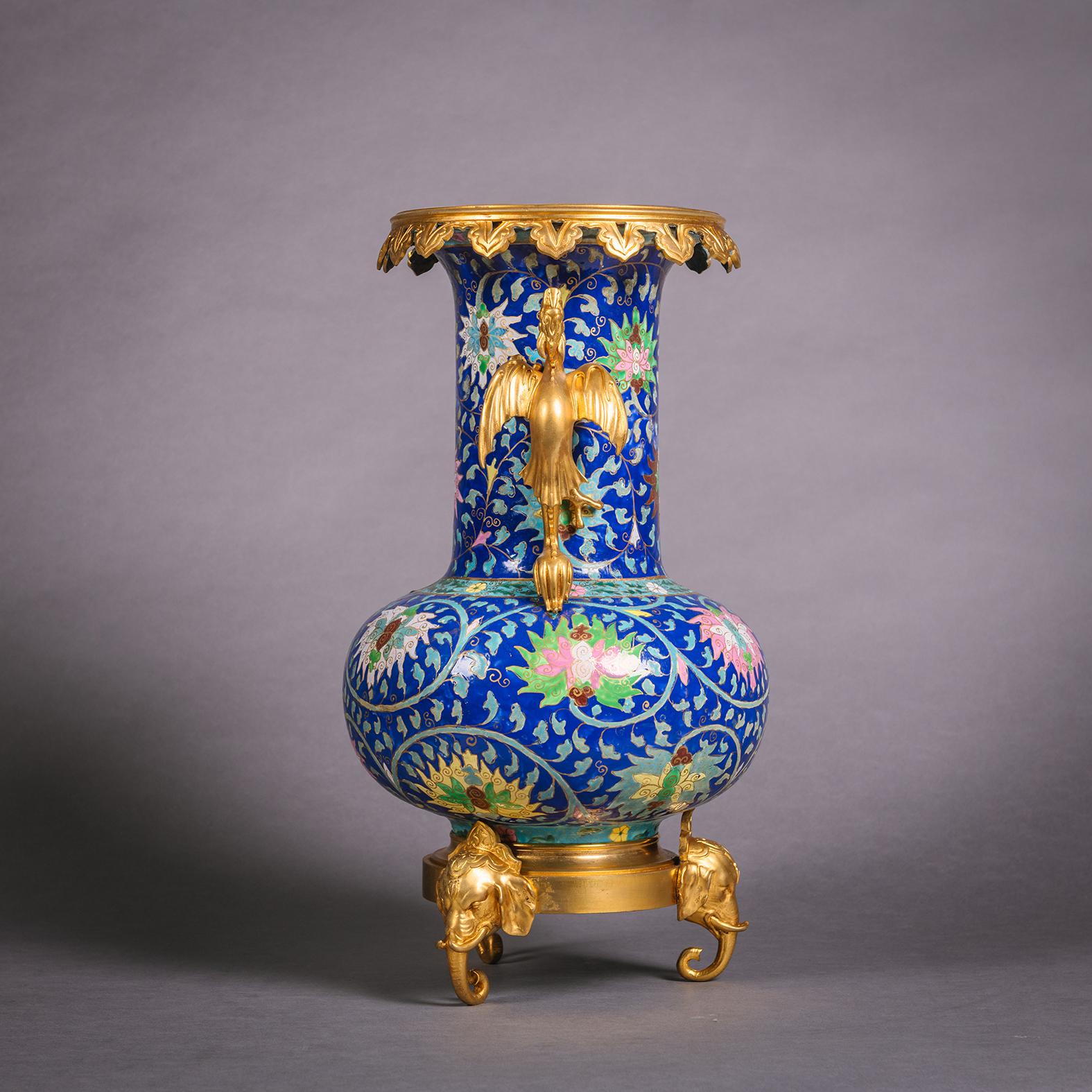 Eine vergoldete Bronzemontierte Porzellanvase im chinesischen Stil mit Drachengriffen und Elefantenkopffüßen, nach der Art von Ferdinand Barbedienne. 

Französisch, CIRCA 1860. 